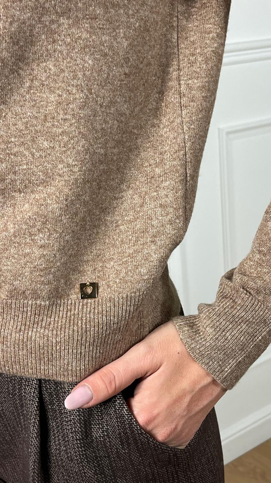 Maglia charms cuore scollo ovale