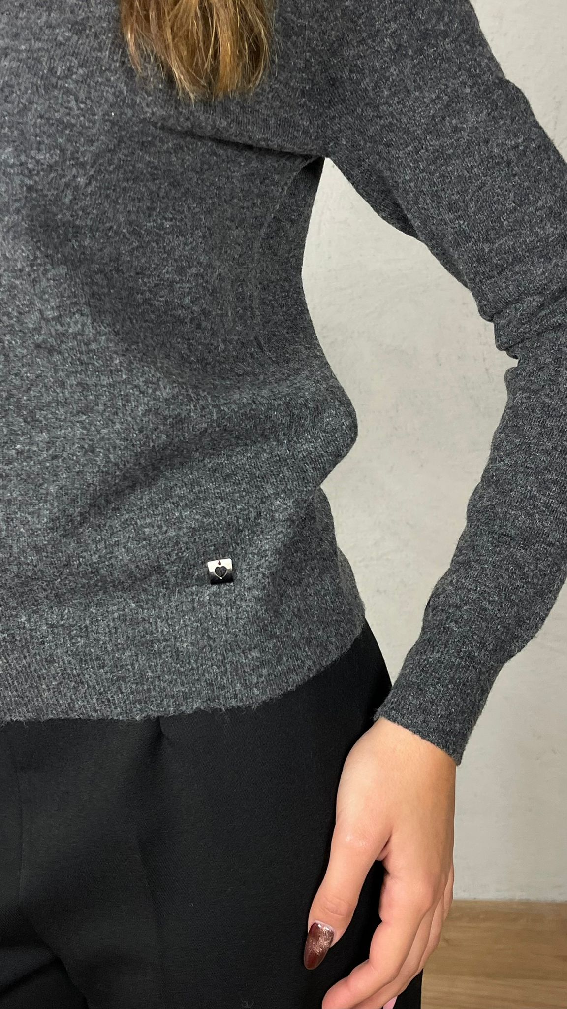 Maglia charms cuore scollo ovale