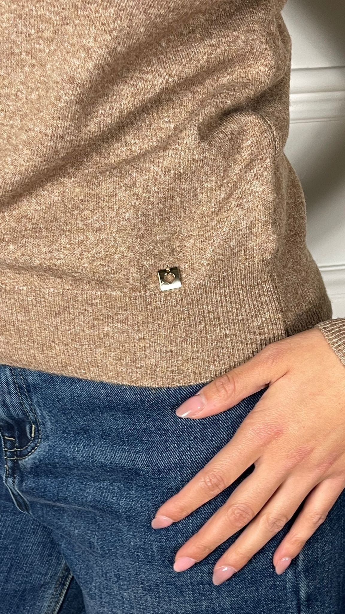 Maglia charms cuore scollo ovale