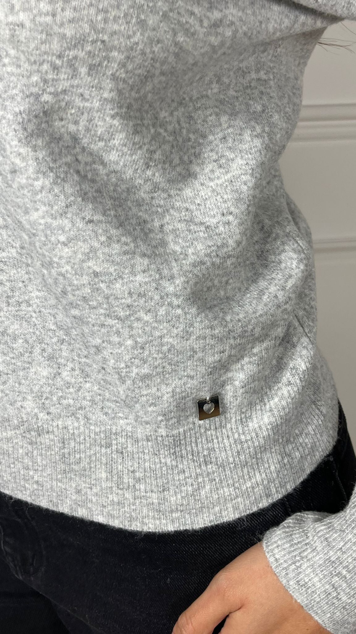 Maglia charms cuore scollo ovale