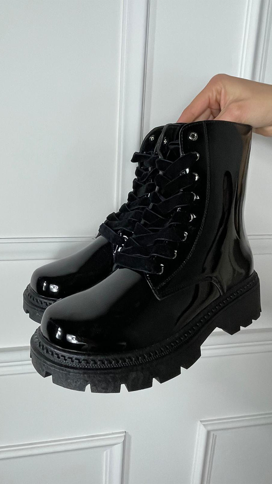 Anfibio con lacci rifinitura lucida