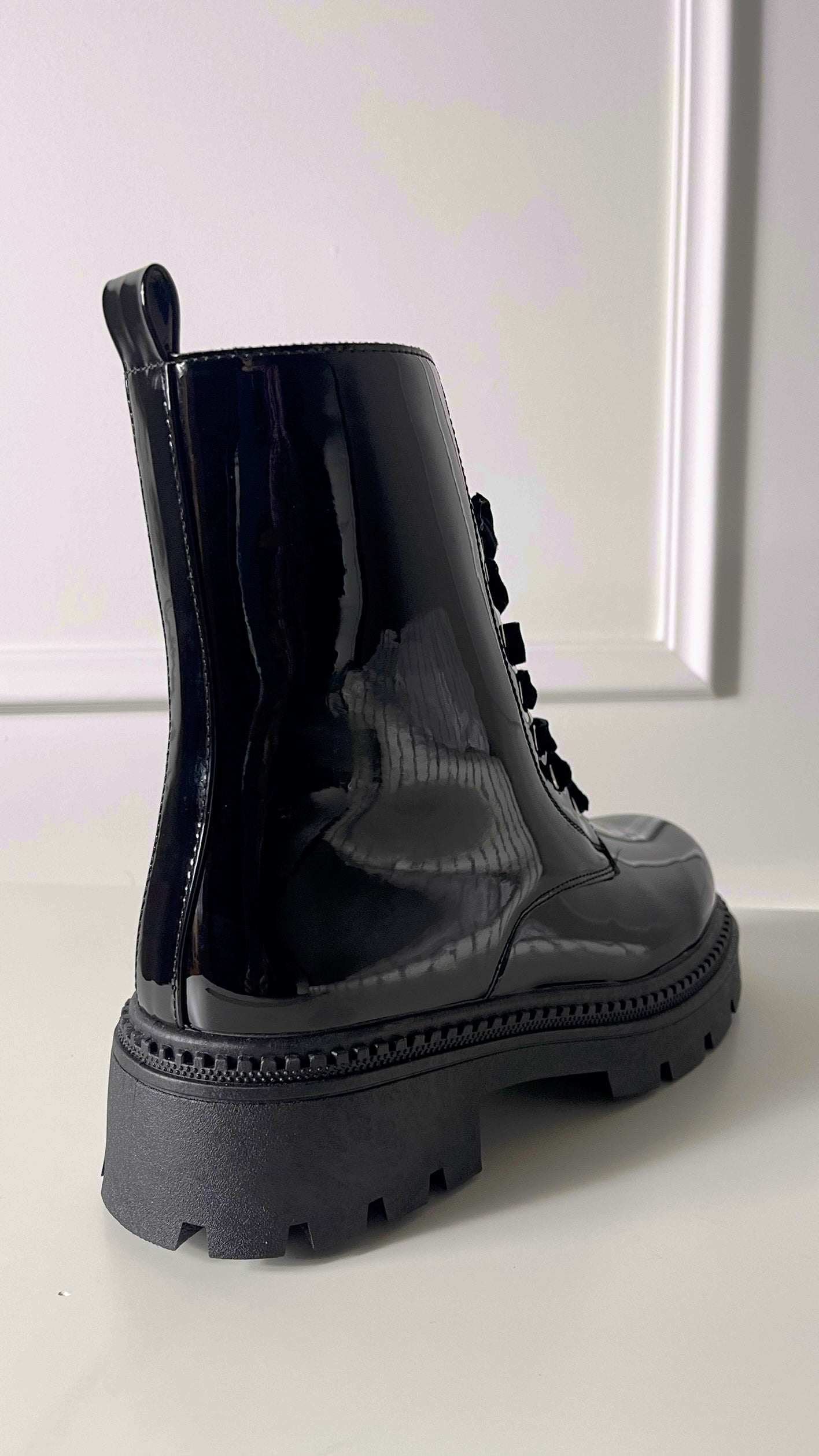 Anfibio con lacci rifinitura lucida