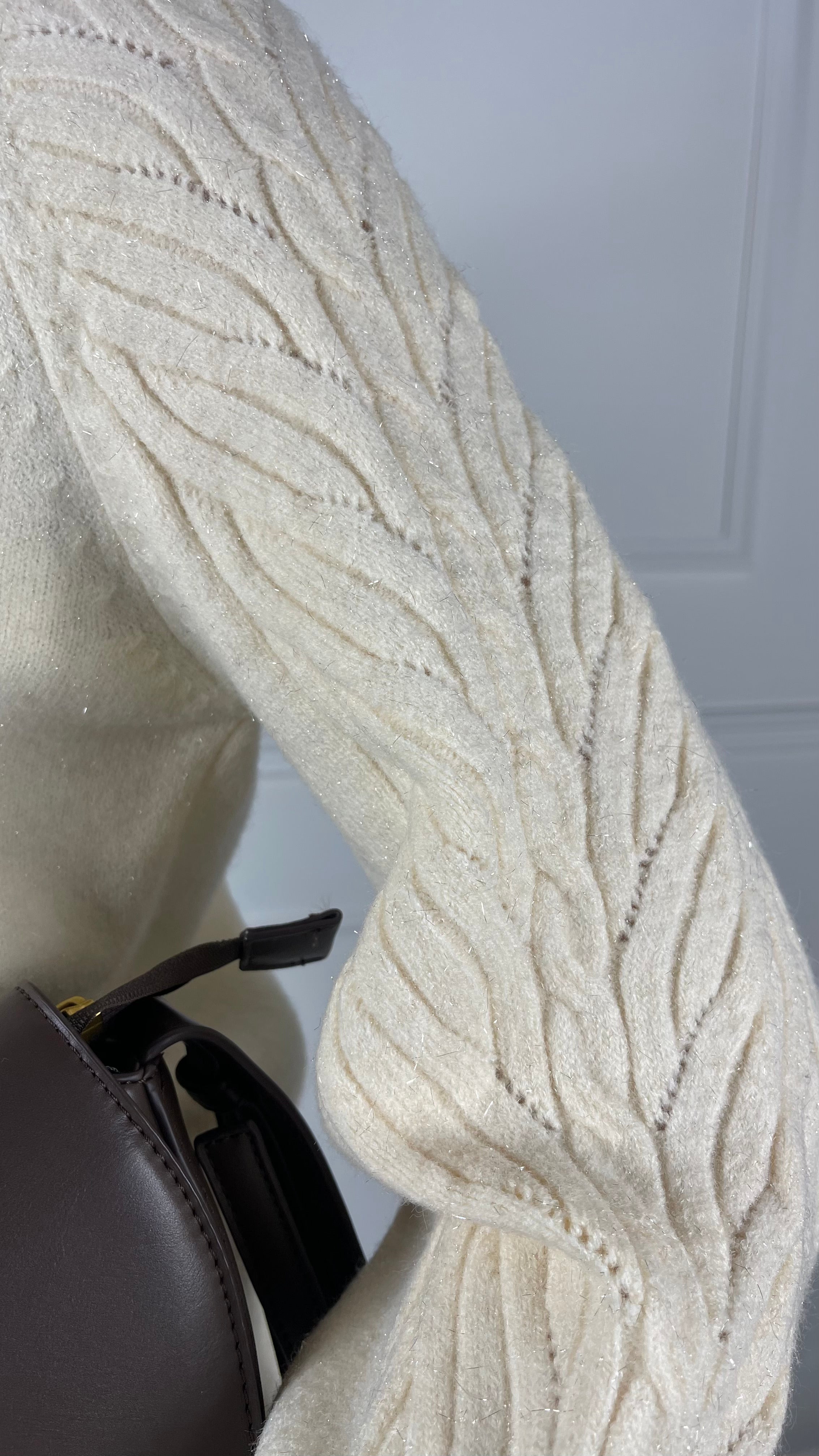 Maglione con treccia sulla spalla