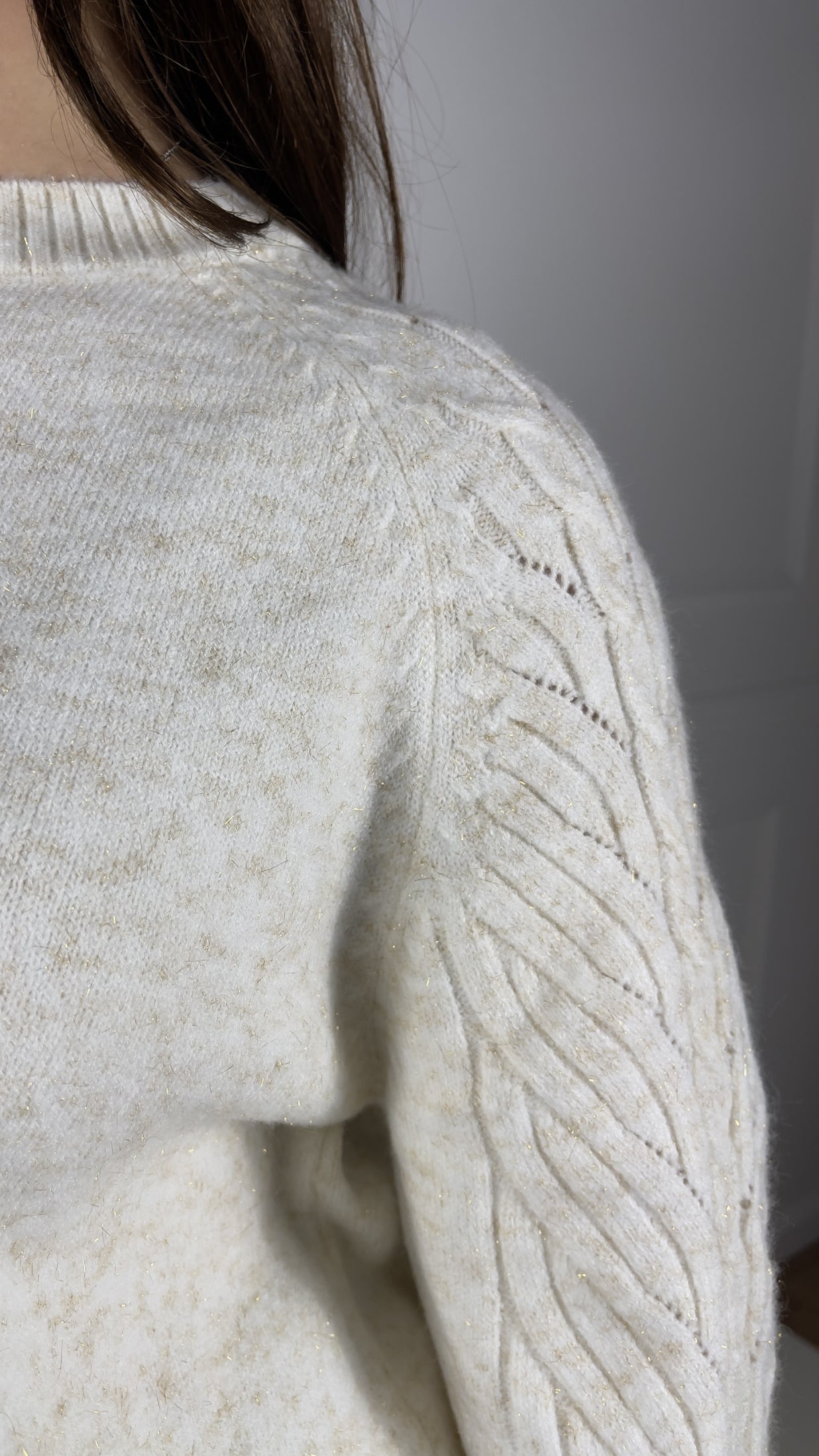 Maglione con treccia sulla spalla