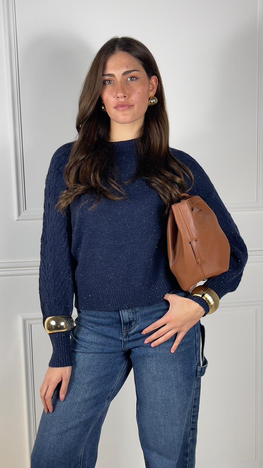 Maglione con treccia sulla spalla