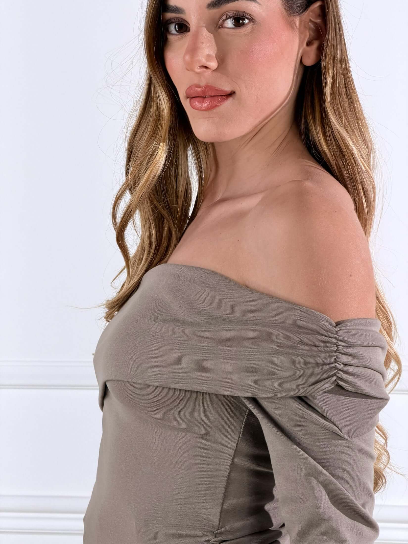 Maglia scollo a barca asimmetrico|Colore:Fango