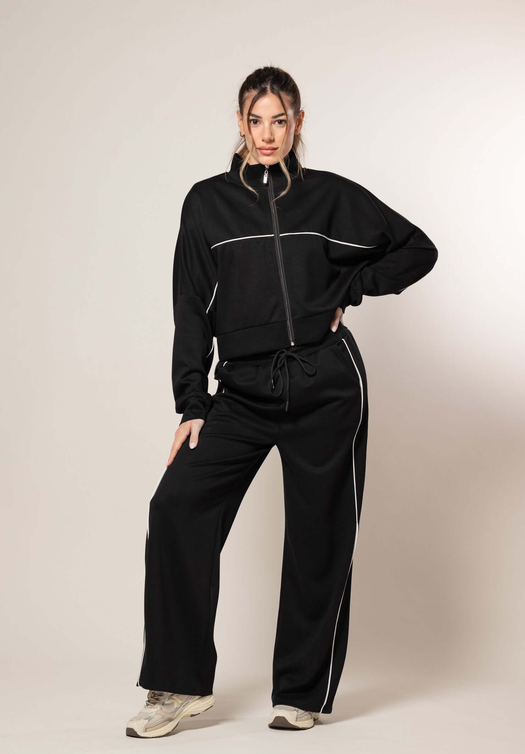 Tuta con profili a contrasto|Colore:Nero