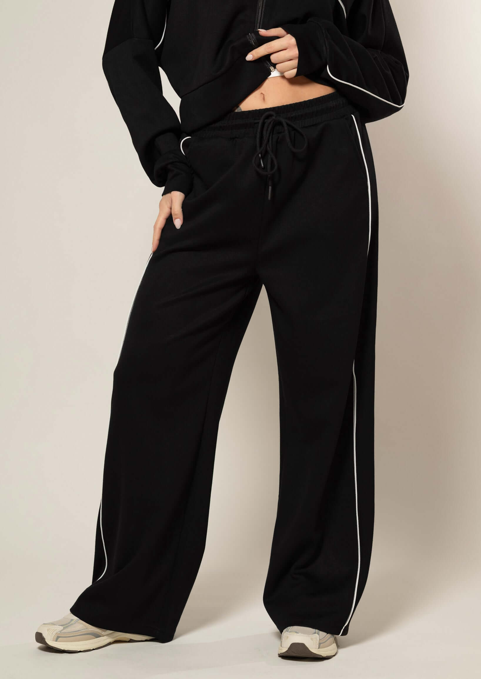 Tuta con profili a contrasto|Colore:Nero