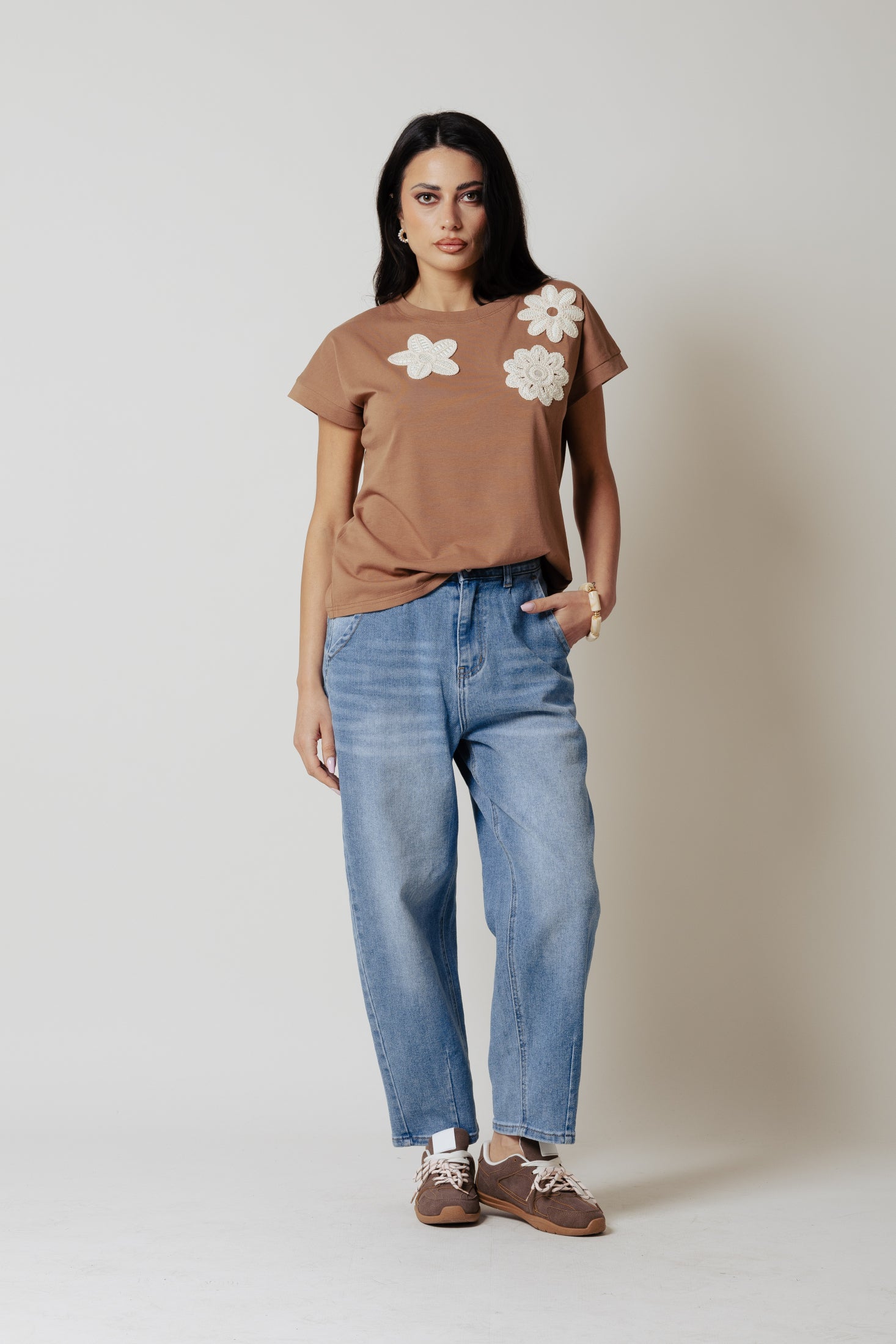 T- shirt con fiore applicato|Colore:Cammello