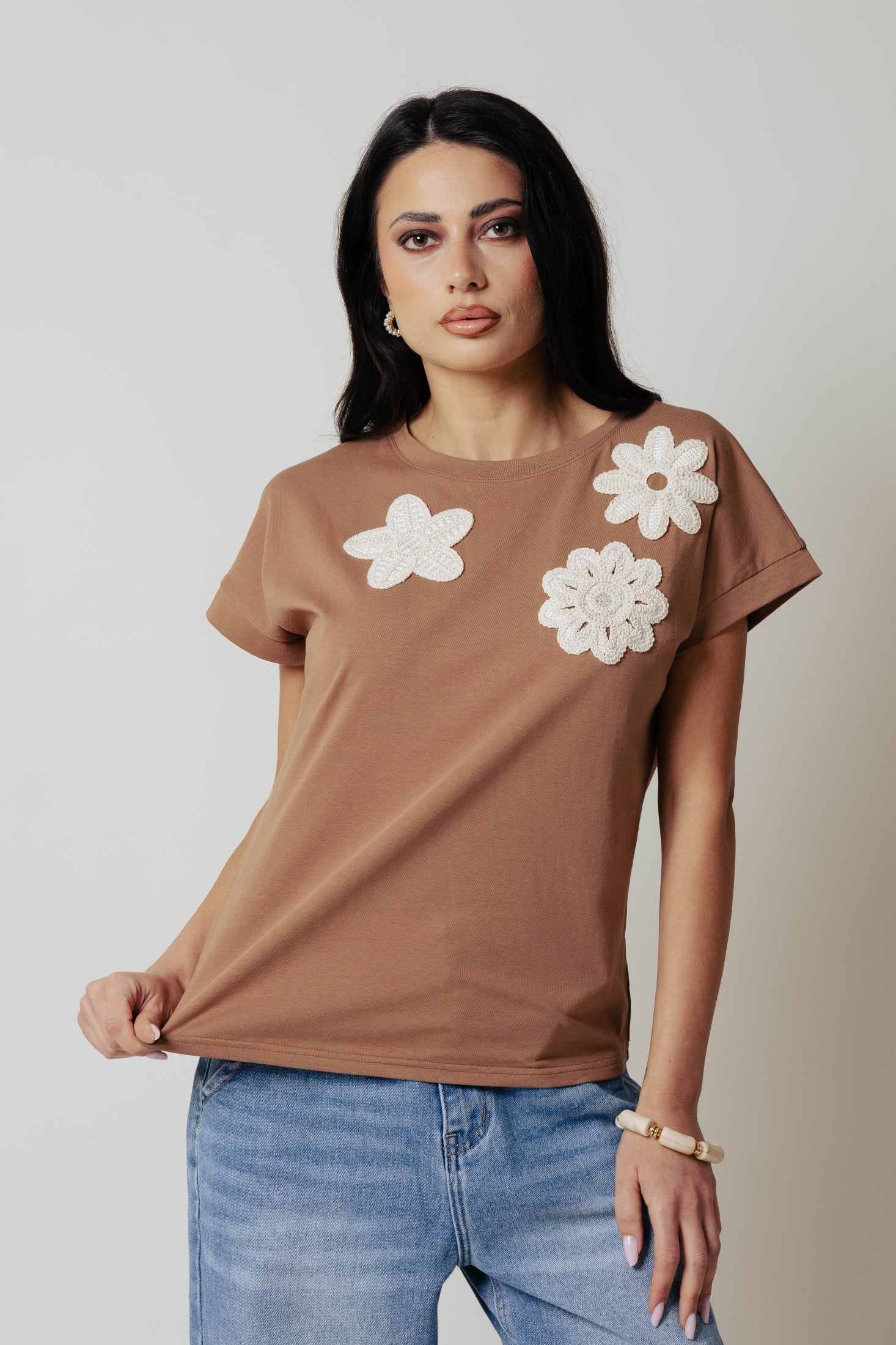 T- shirt con fiore applicato|Colore:Cammello