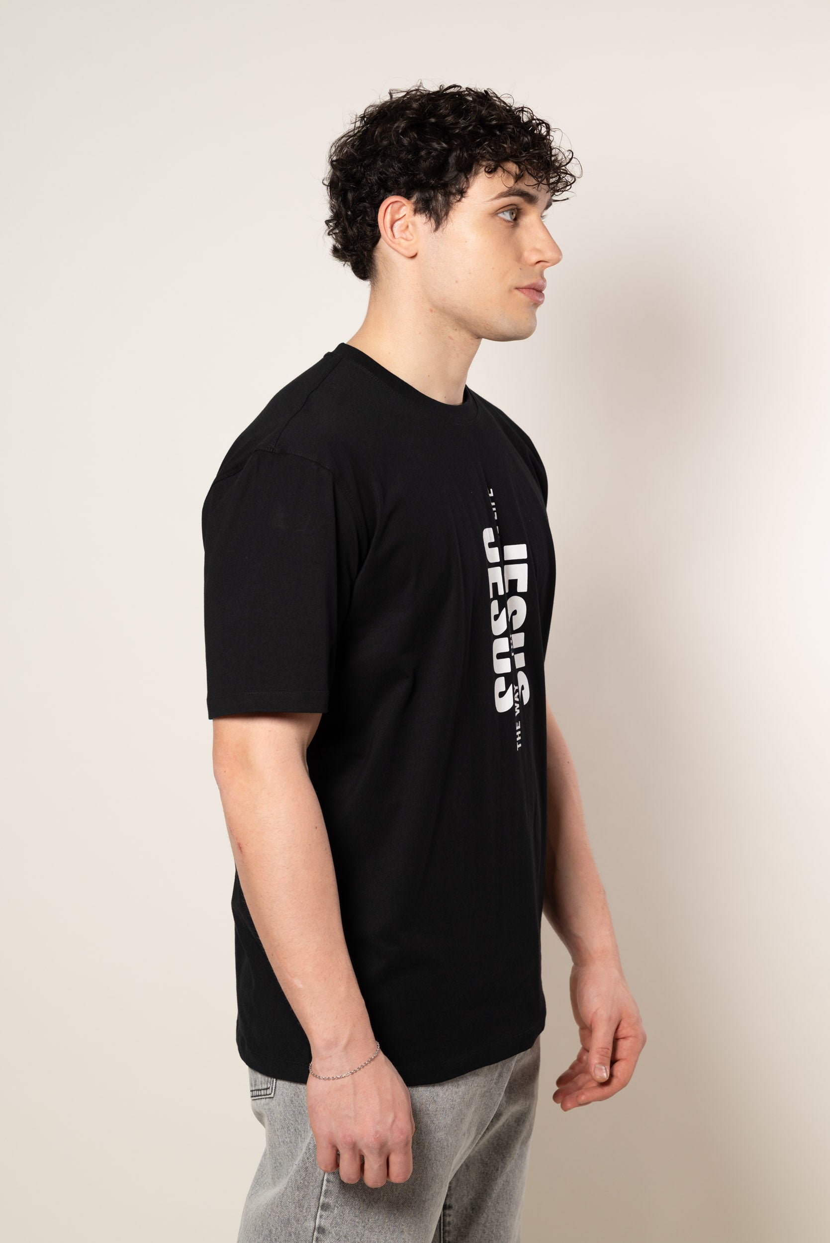 T-shirt bianca con stampa verticale sul petto.|Colore:Nero