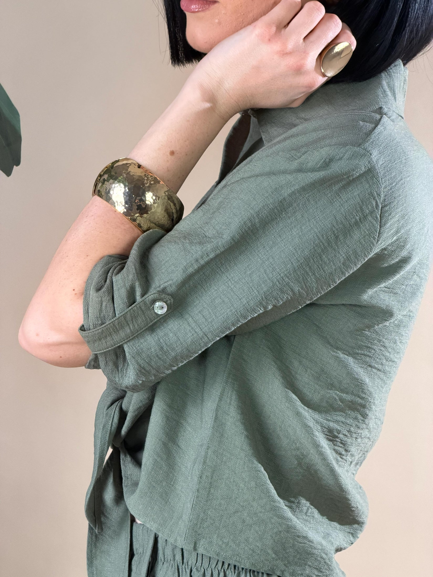 Camicia modello oversize corto, con nodo frontale |Colore:Verde militare