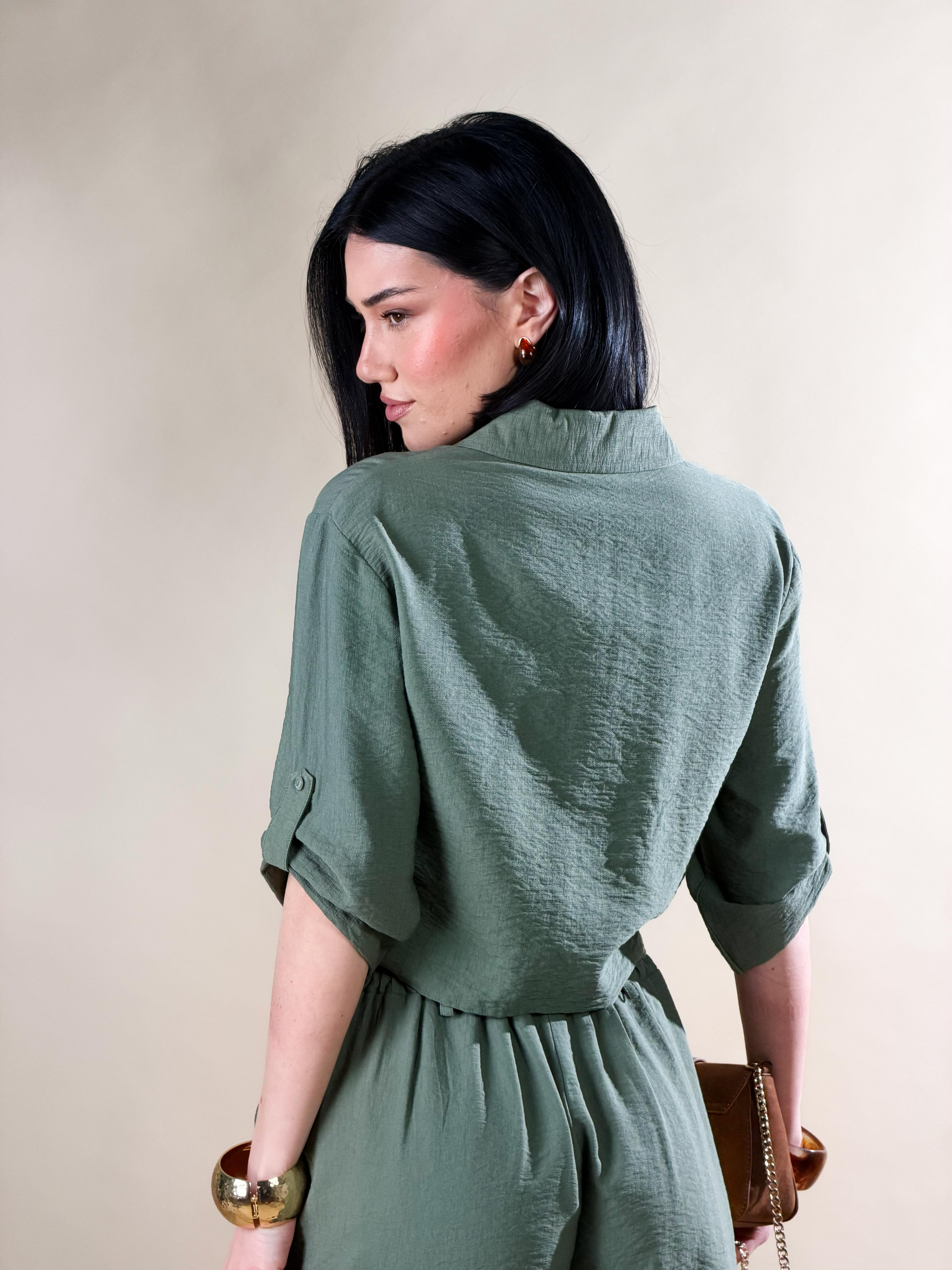 Camicia modello oversize corto, con nodo frontale |Colore:Verde militare