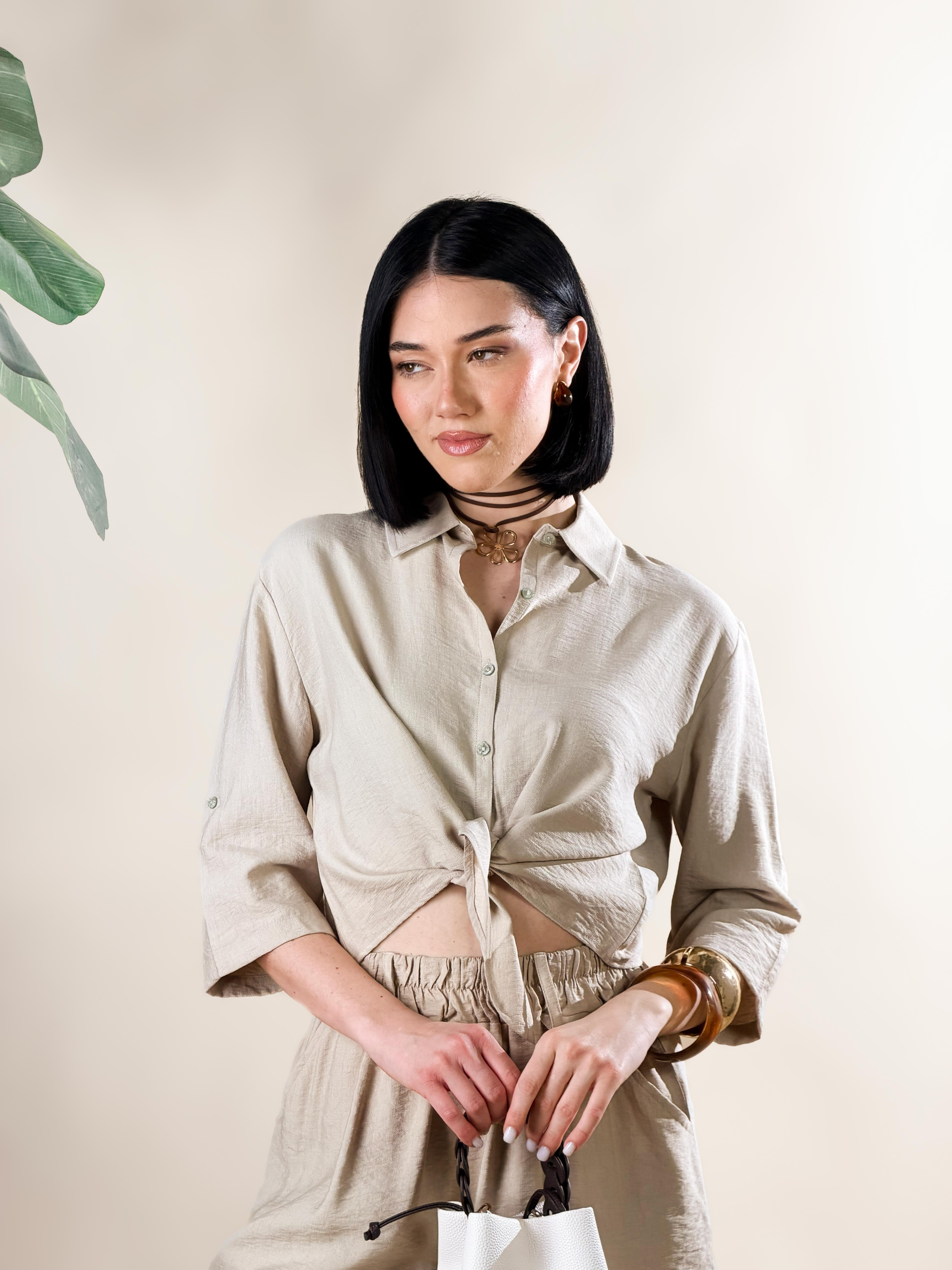 Camicia modello oversize corto, con nodo frontale |Colore:Beige