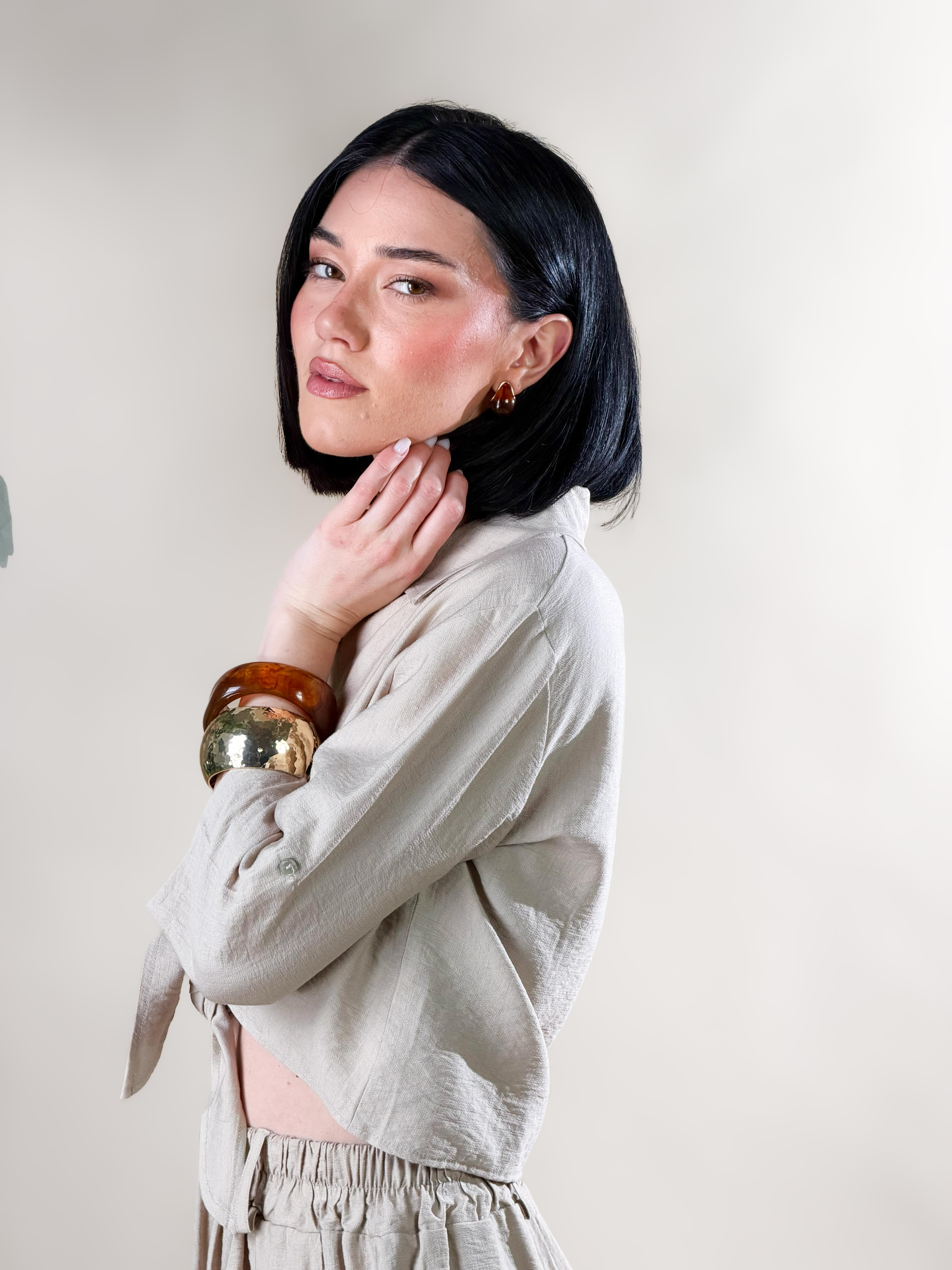 Camicia modello oversize corto, con nodo frontale |Colore:Beige