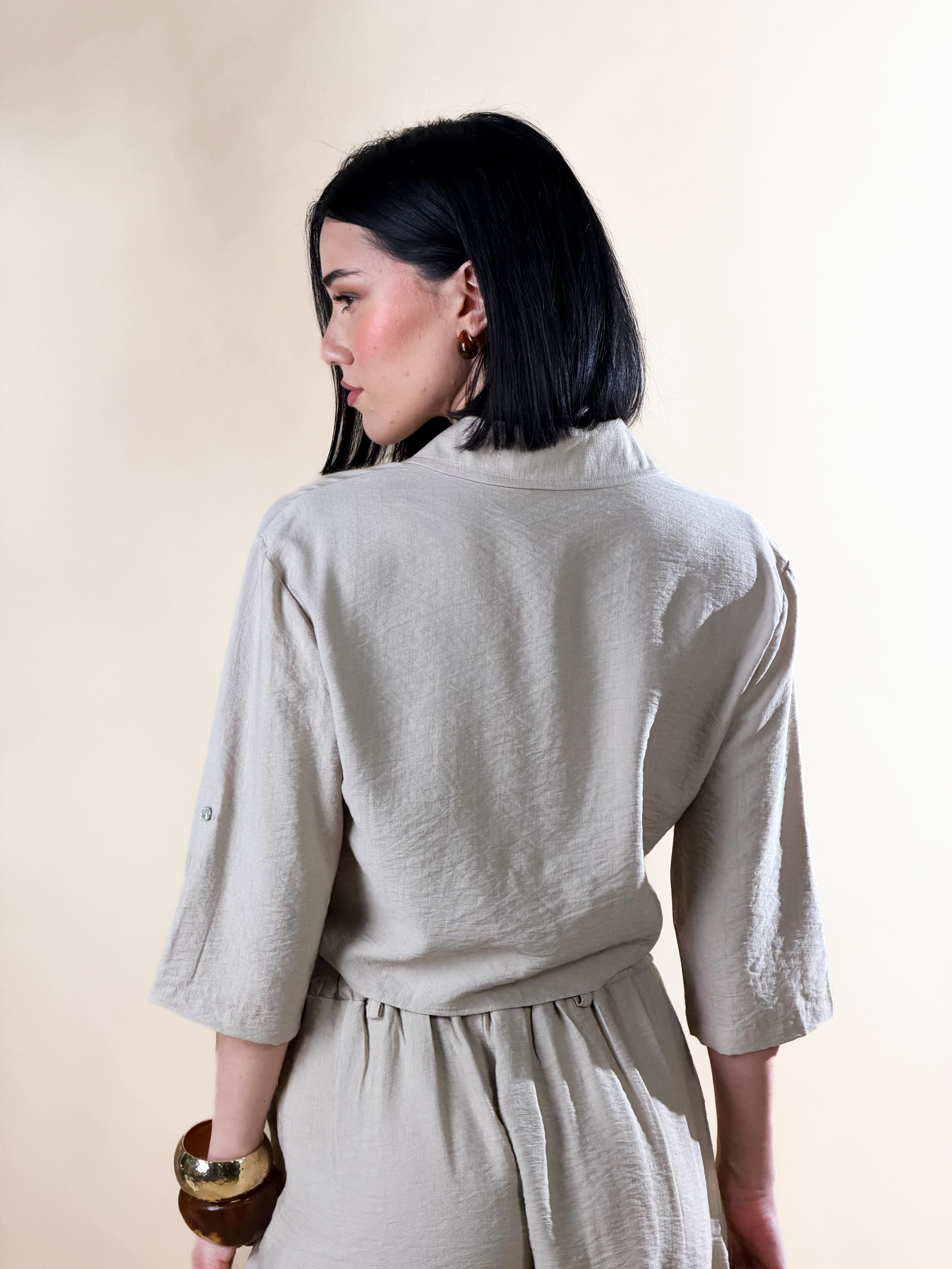 Camicia modello oversize corto, con nodo frontale |Colore:Beige