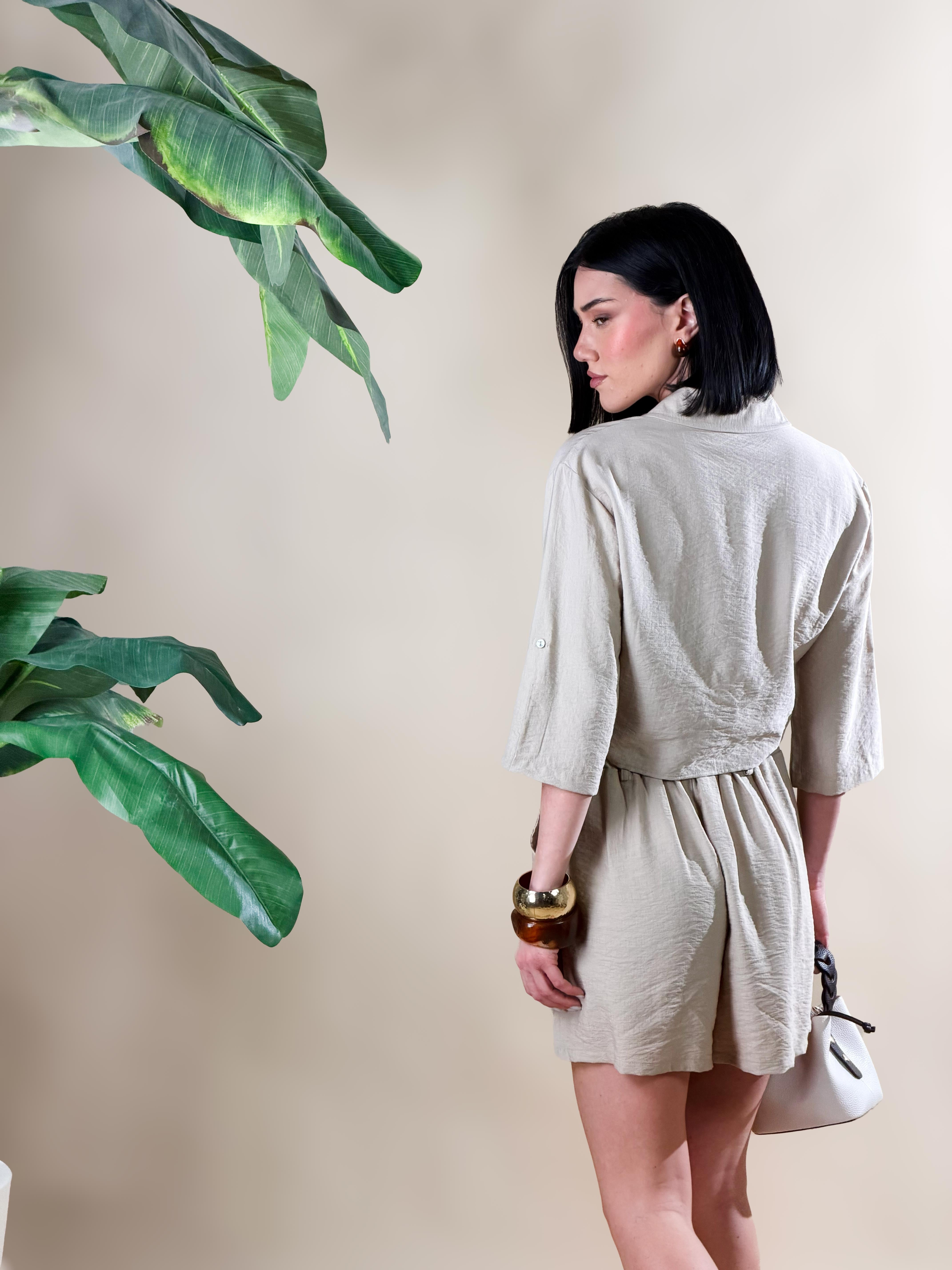 Camicia modello oversize corto, con nodo frontale |Colore:Beige