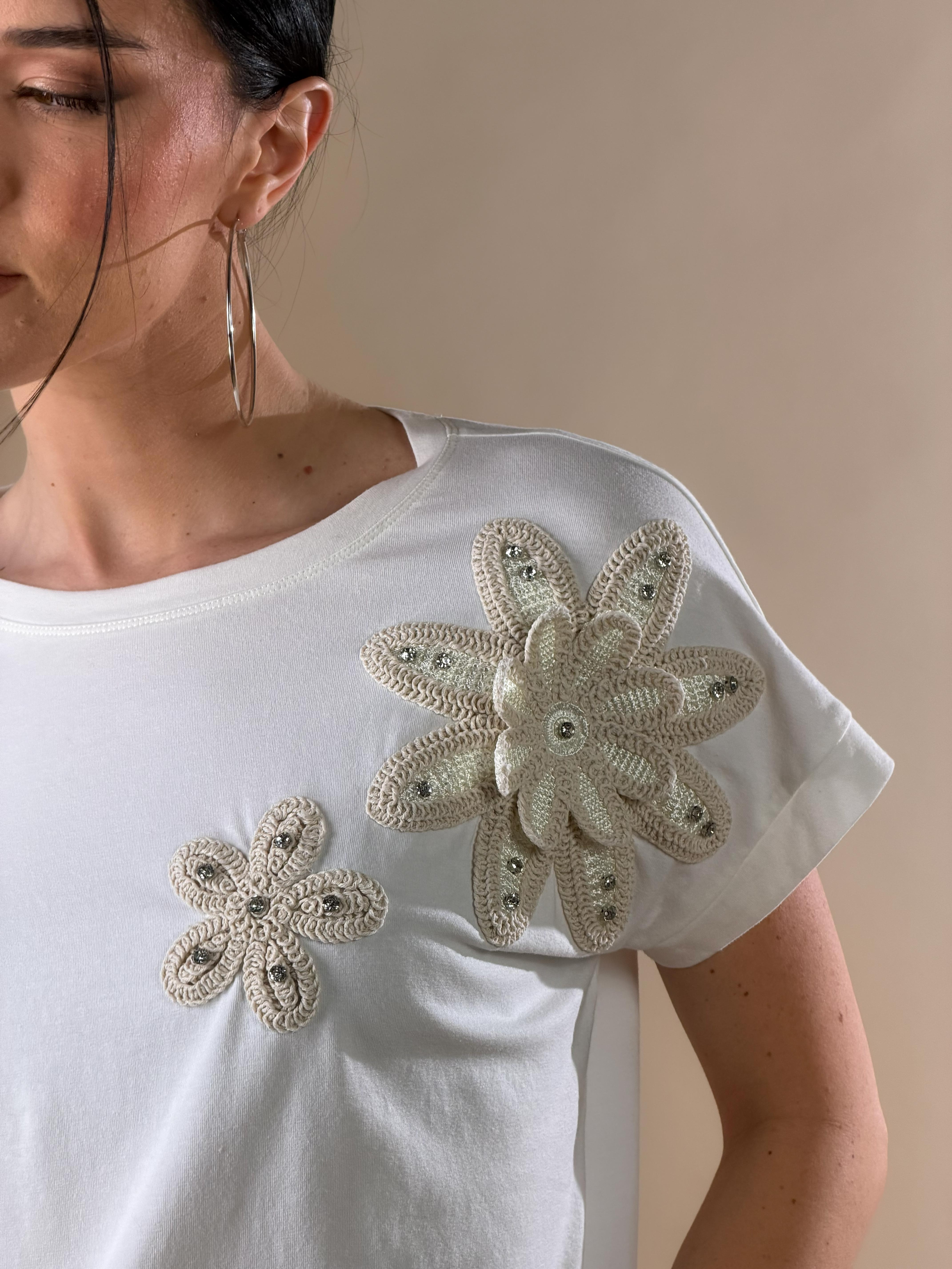 T- shirt con fiore applicato|Colore:Bianco latte