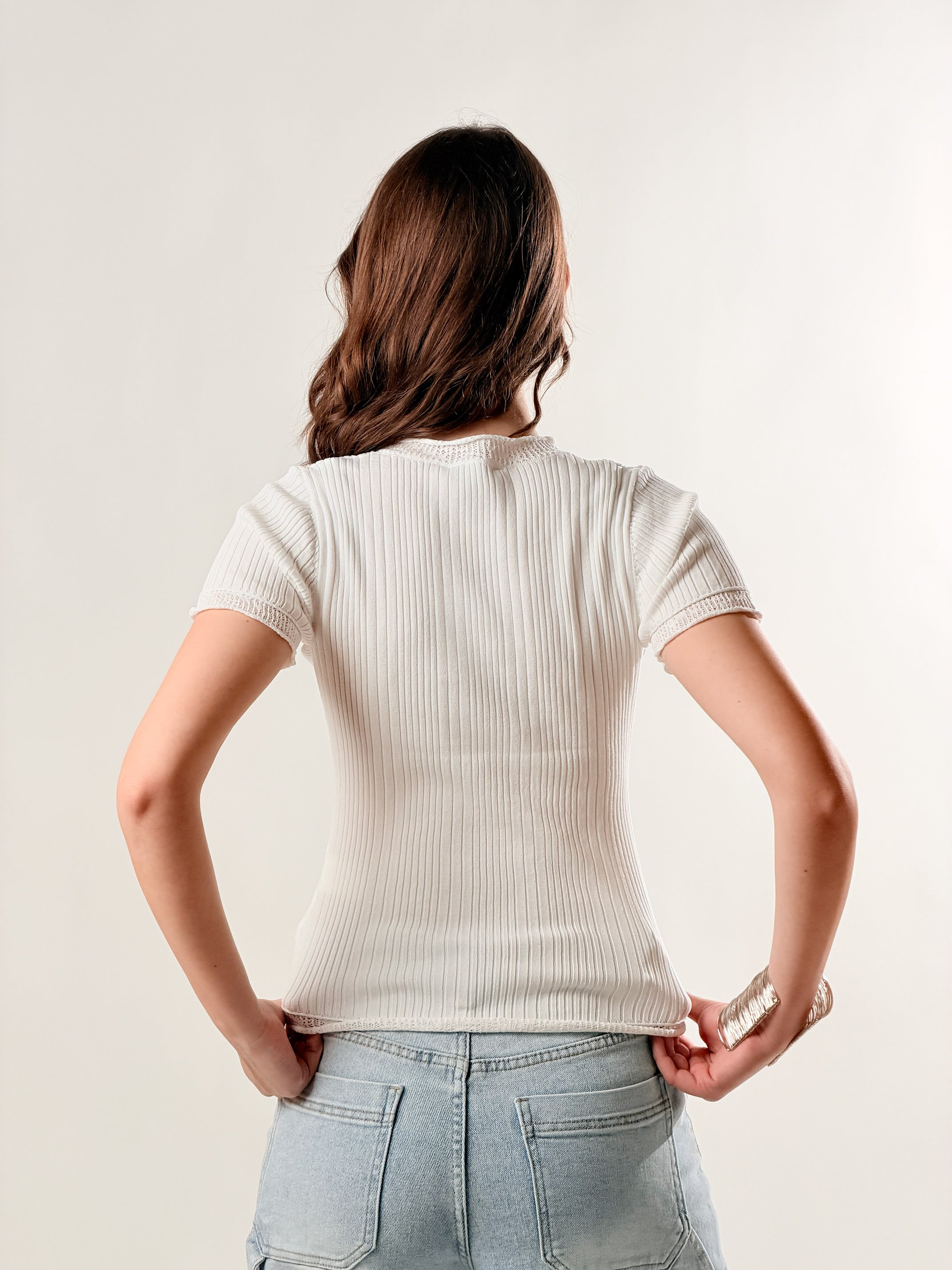 T- Shirt scollo ampio con bordo Smerlato|Colore:Bianco