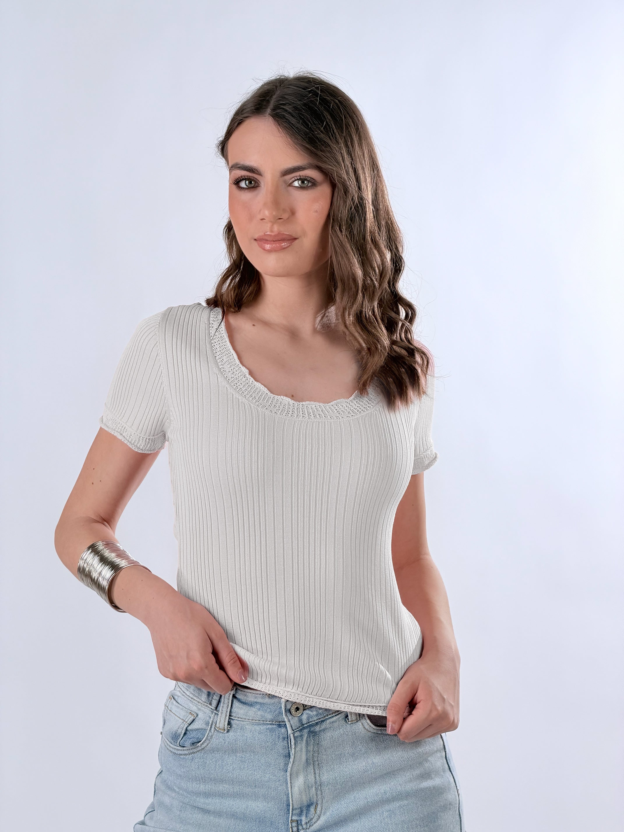 T- Shirt scollo ampio con bordo Smerlato|Colore:Bianco