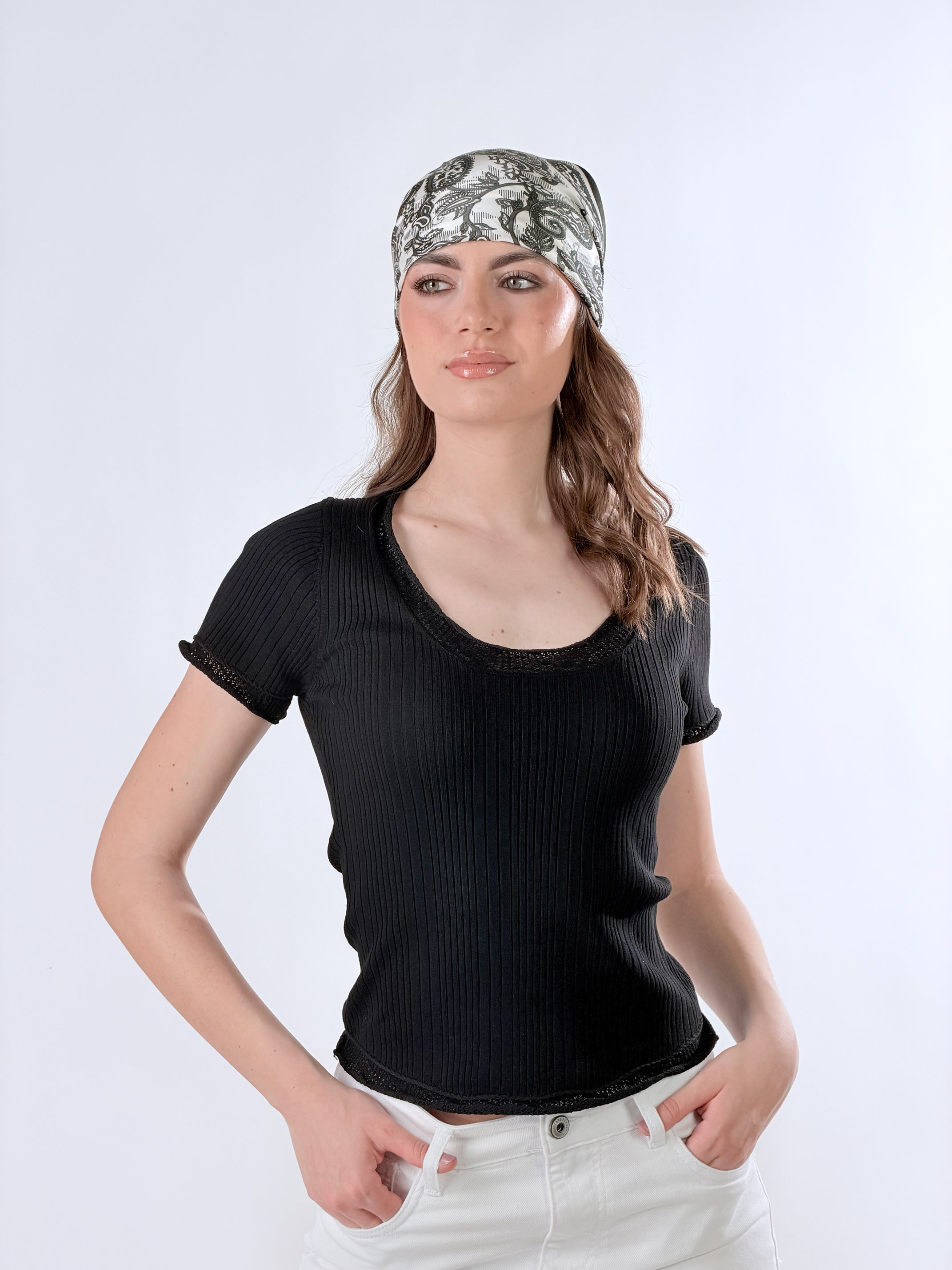 T- Shirt scollo ampio con bordo Smerlato|Colore:Nero
