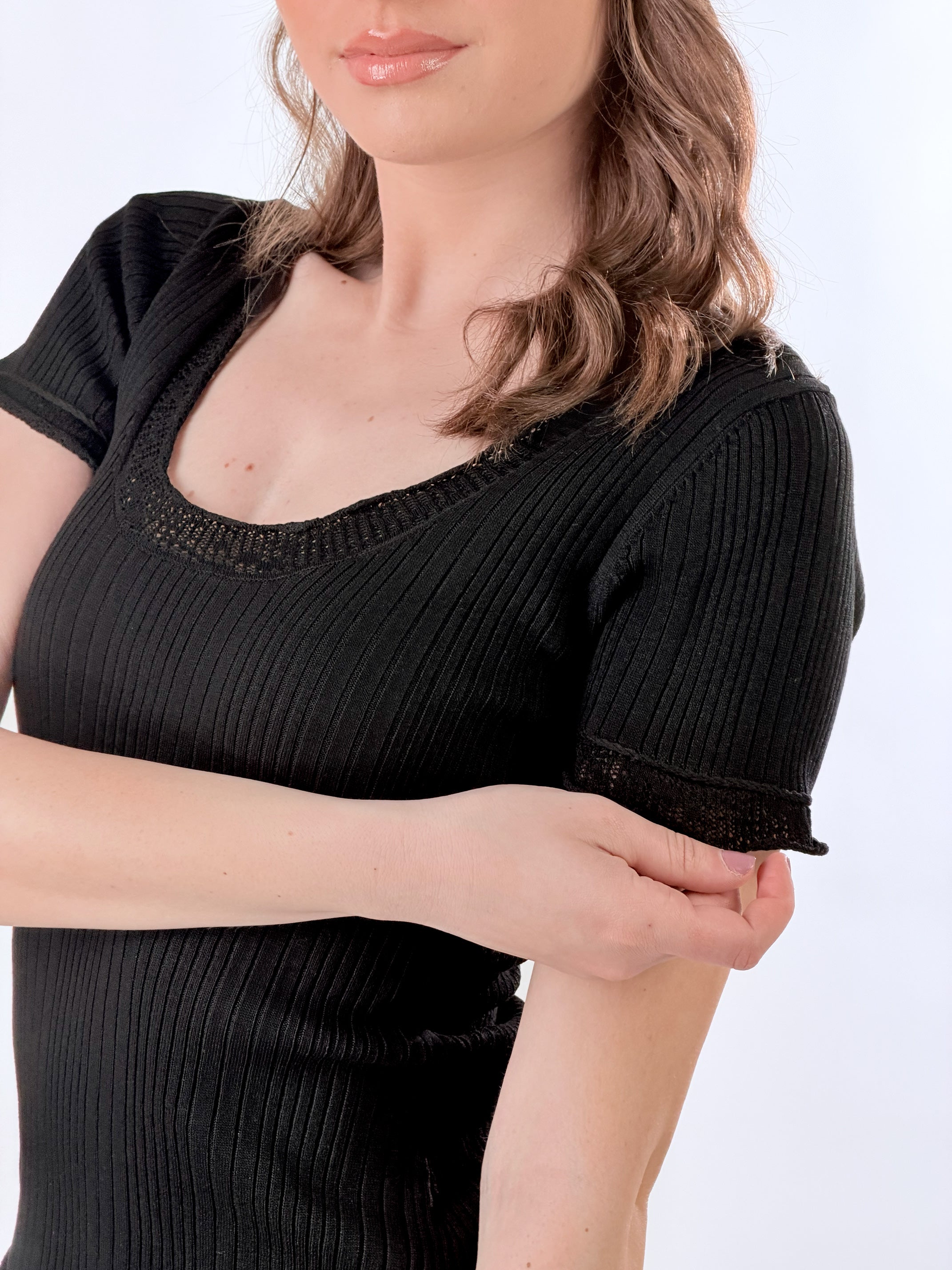 T- Shirt scollo ampio con bordo Smerlato|Colore:Nero