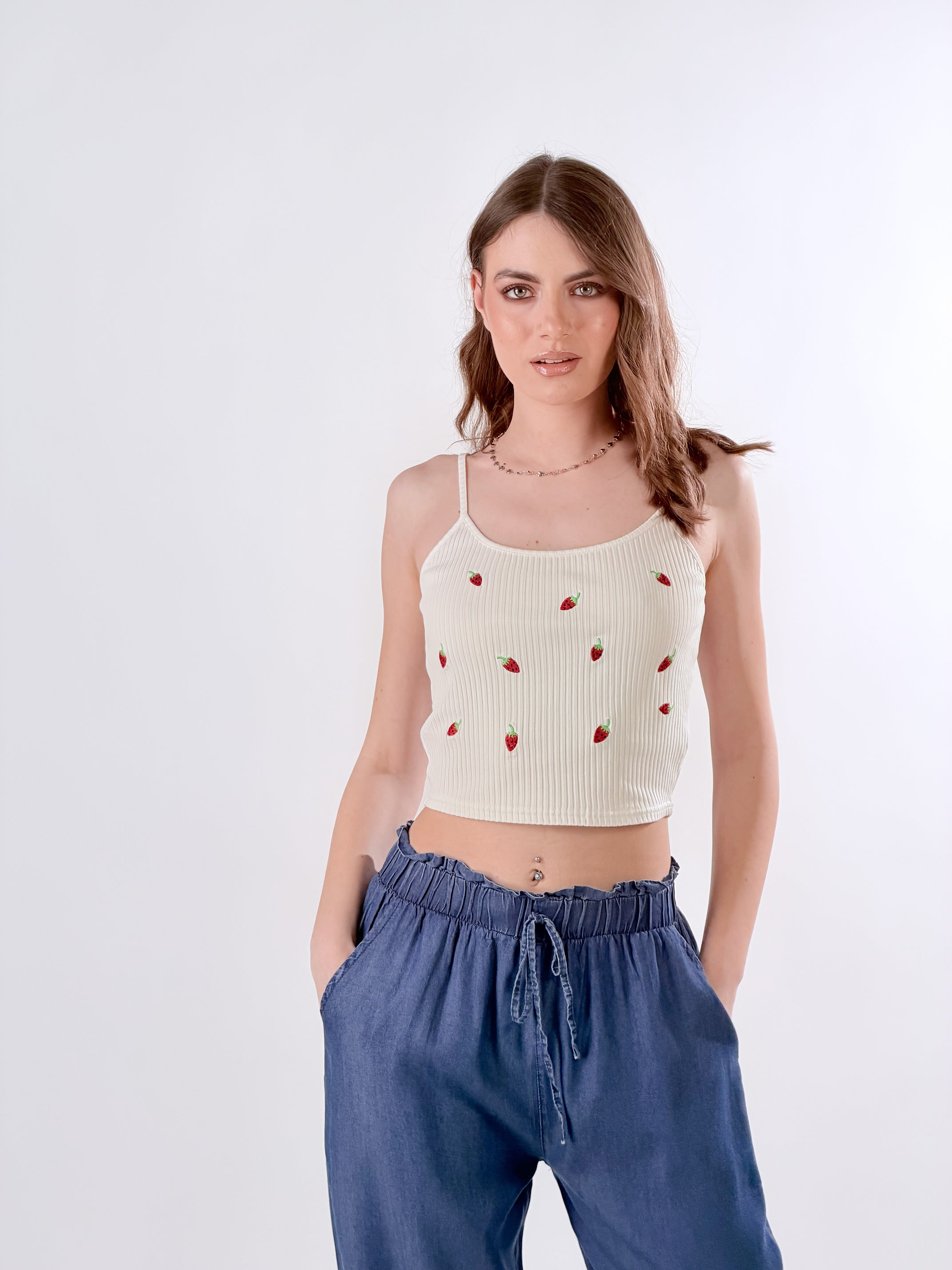 Top a costine con ricami fragole|Colore:Bianco latte