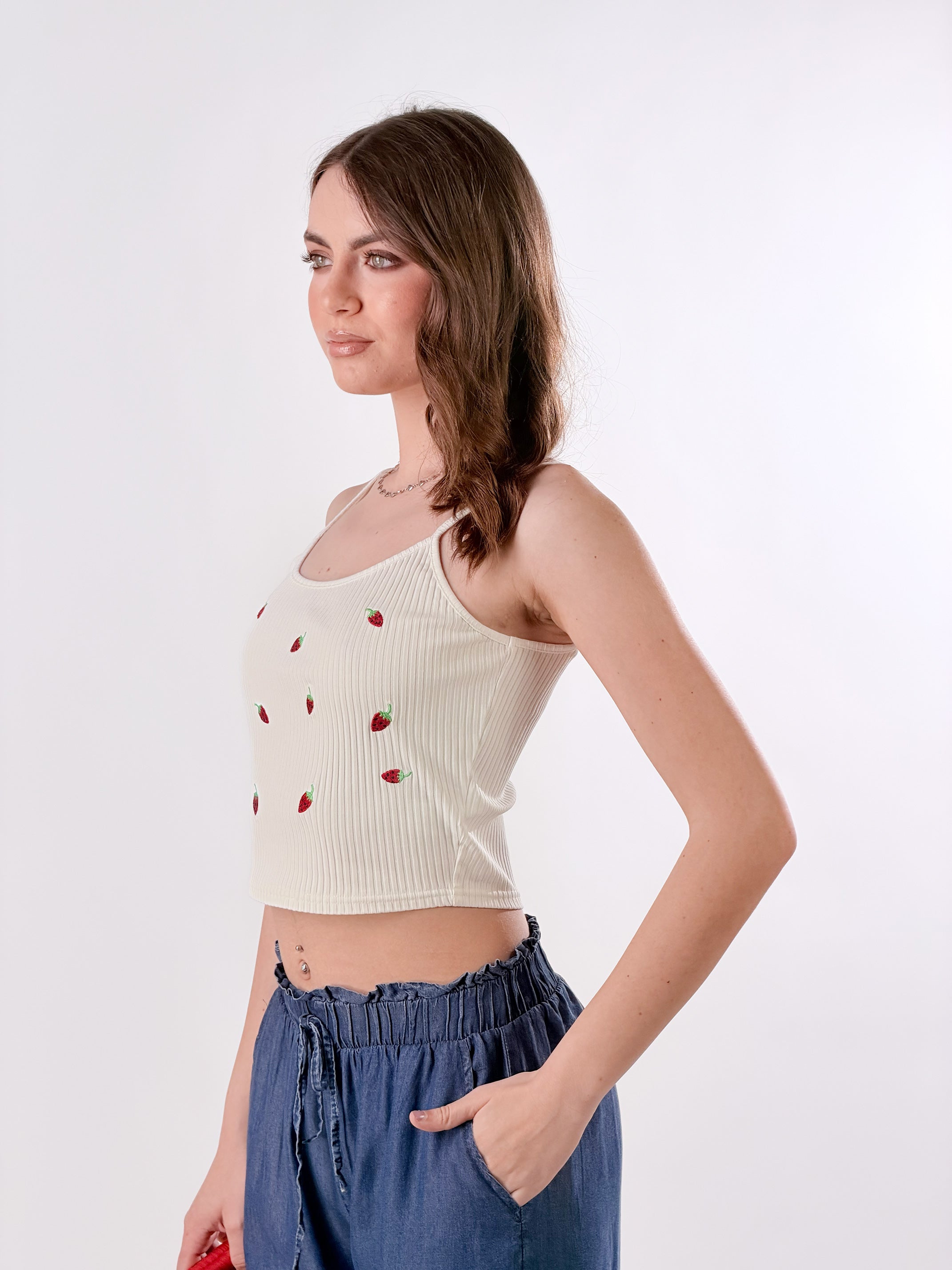 Top a costine con ricami fragole|Colore:Bianco latte