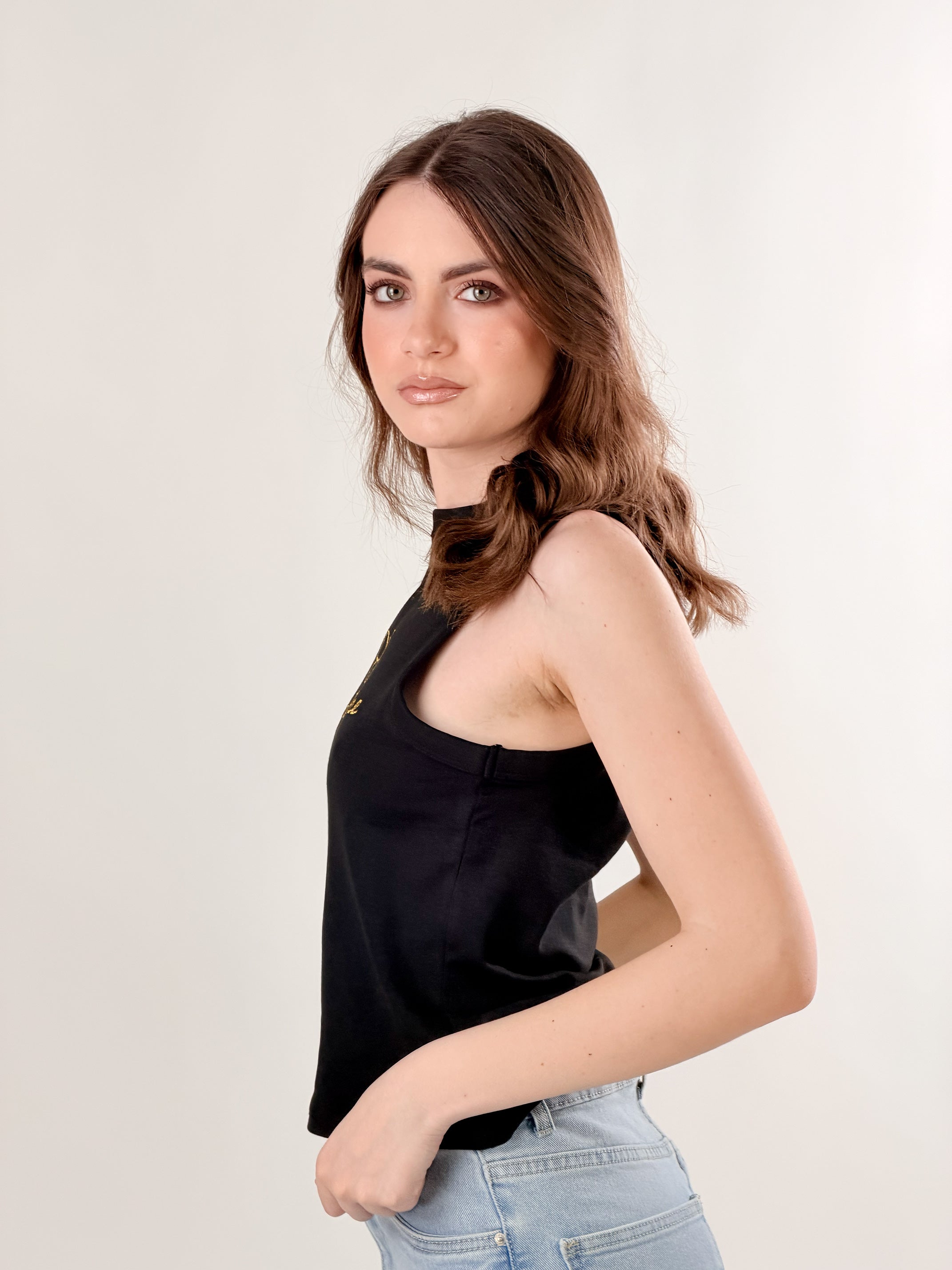Top con ricamo dorato|Colore:Nero