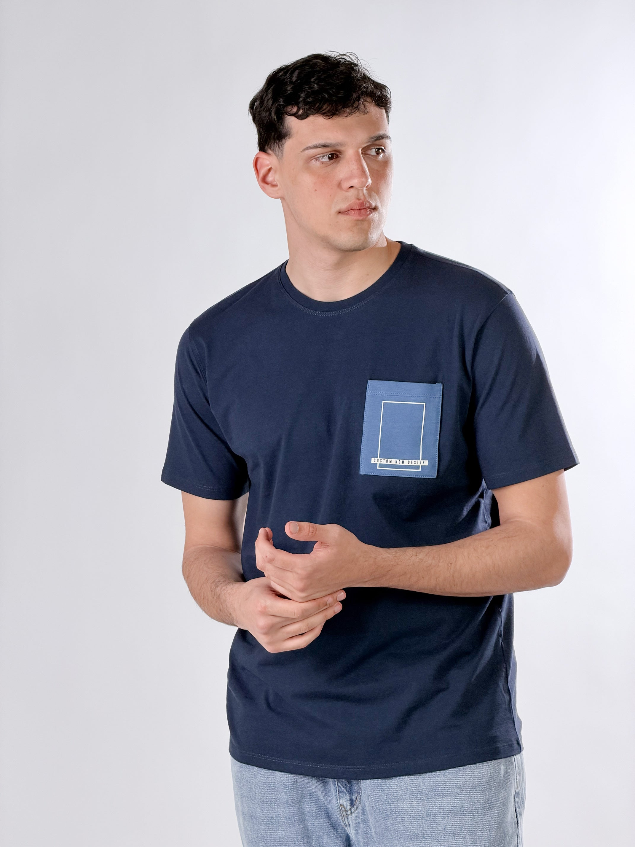 T-Shirt  base fit con taschino applicato|Colore:Blu scuro