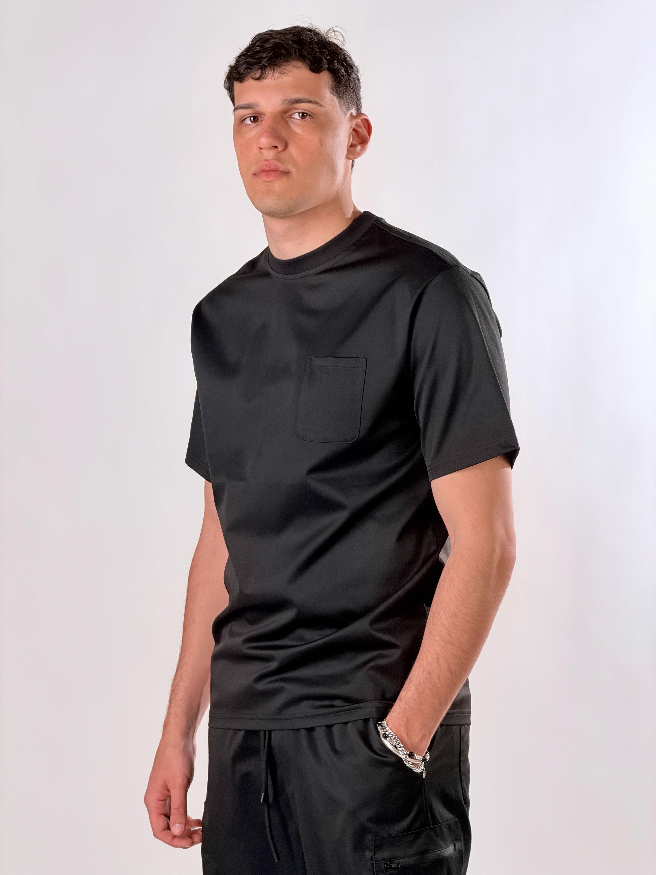 T-Shirt con taschino tessuto semilucido|Colore:Nero