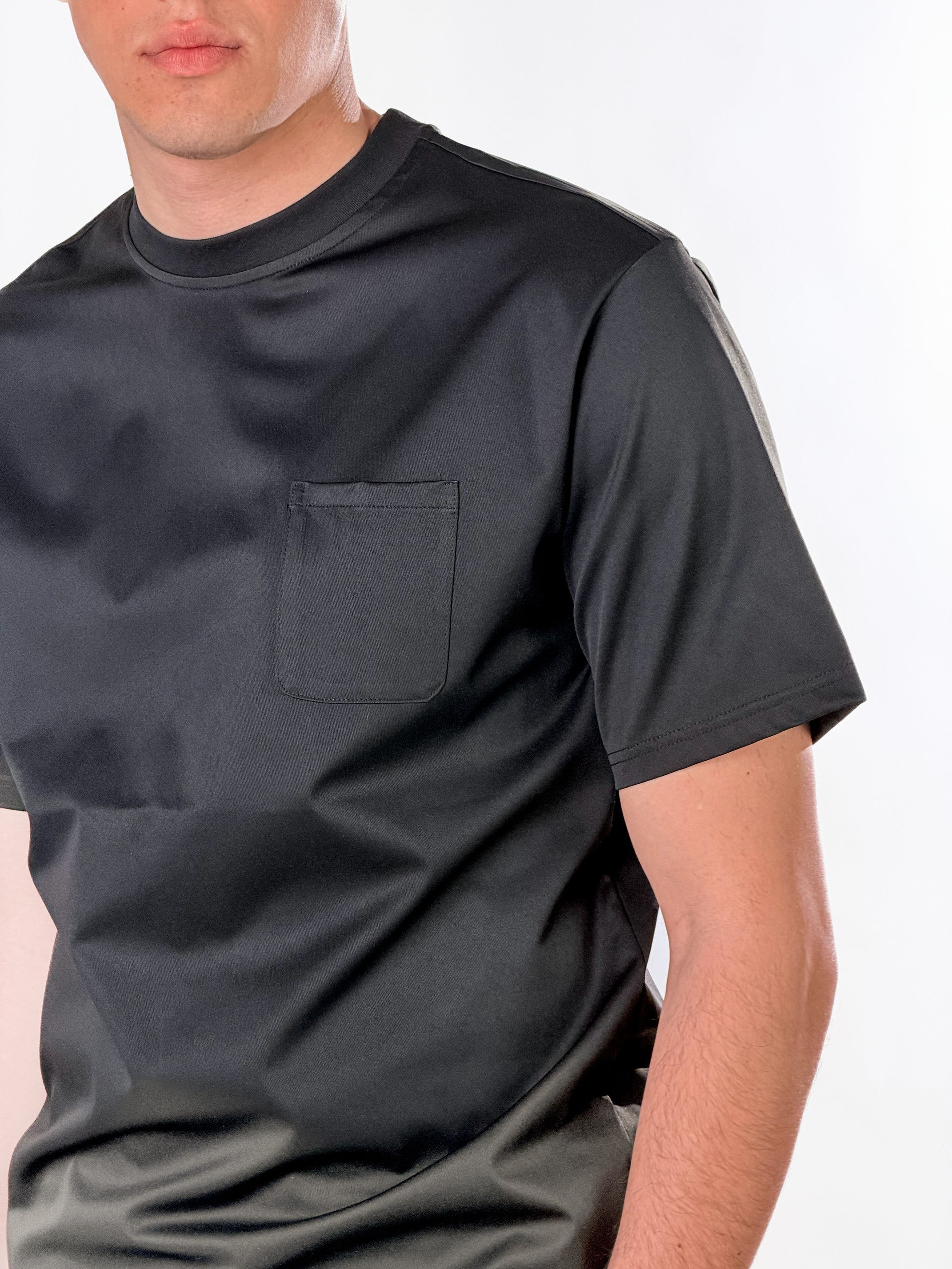 T-Shirt con taschino tessuto semilucido|Colore:Nero