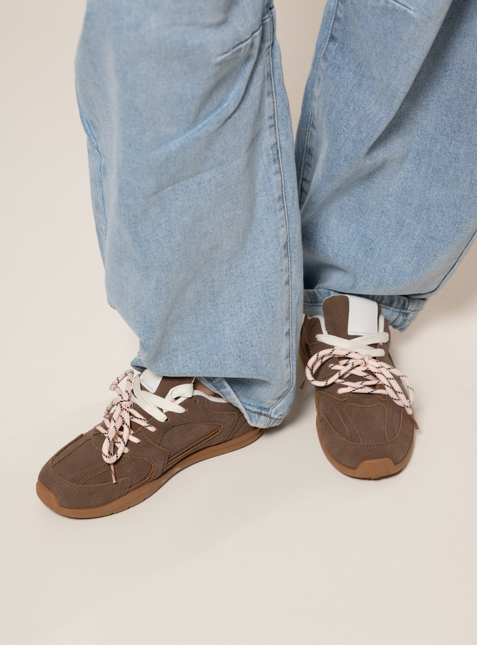 Sneackers Vintage con lacci rosa|Colore:Marrone