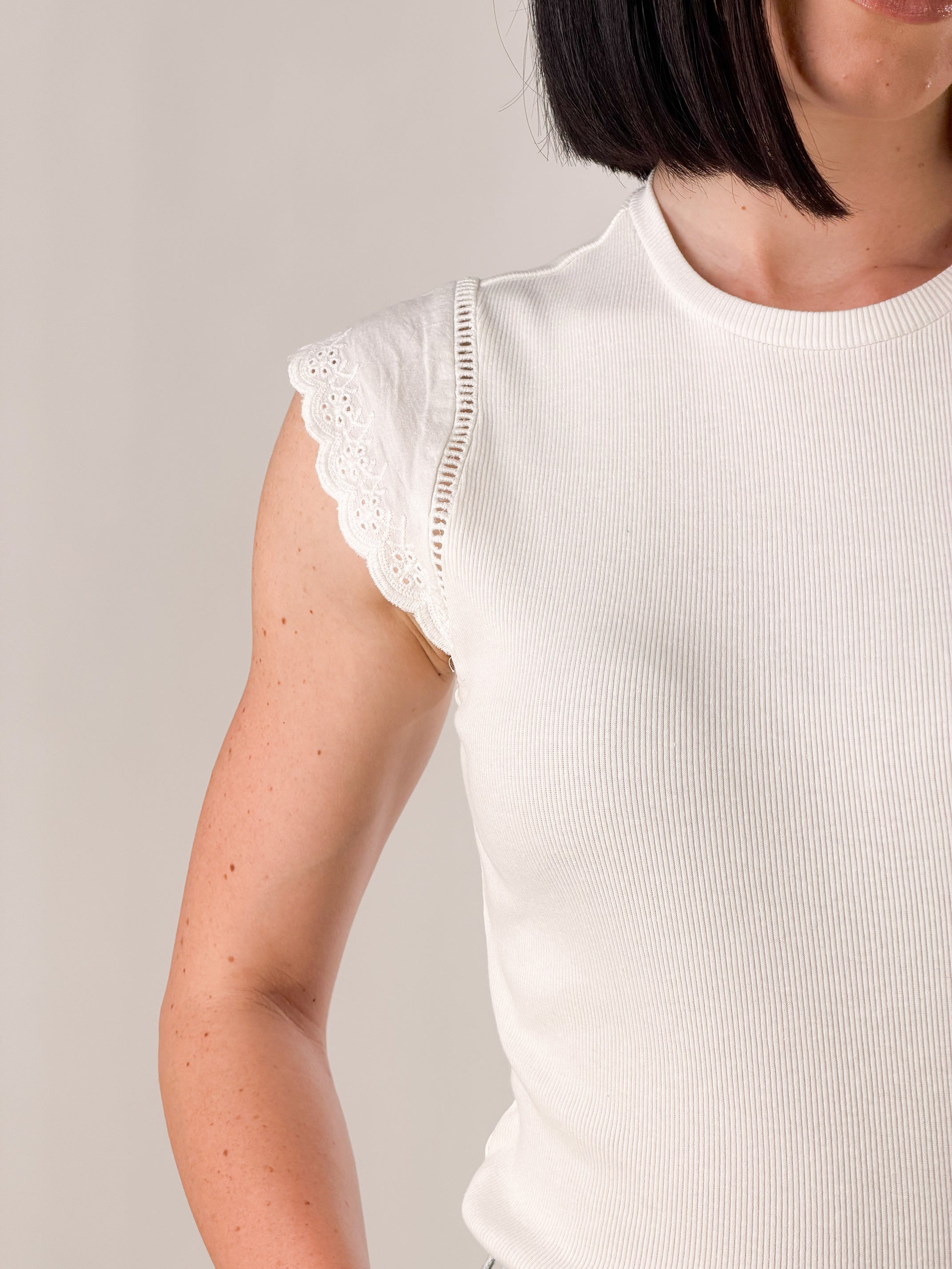 T-Shirt manica aletta in pizzo san gallo|Colore:Bianco latte