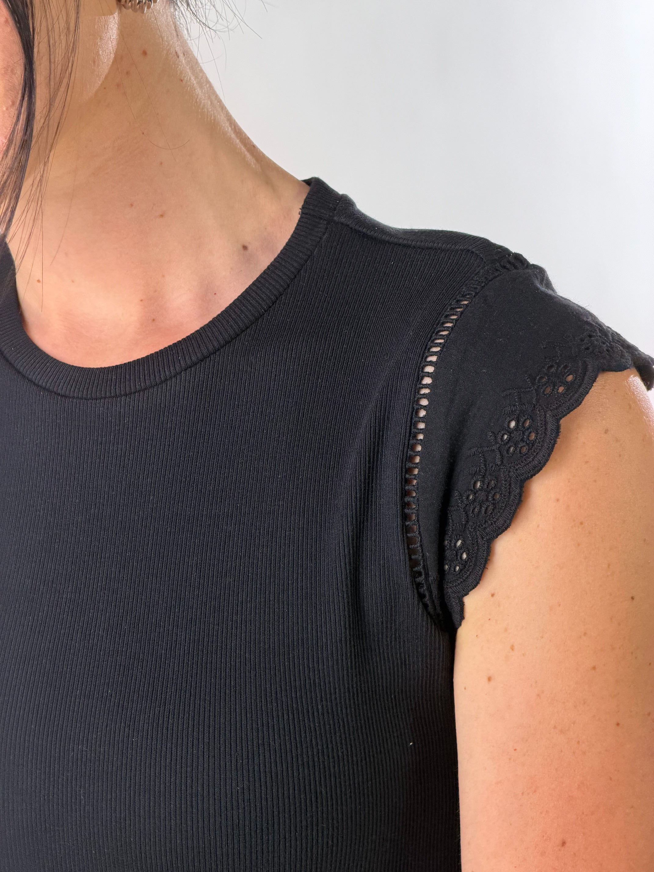T-Shirt manica aletta in pizzo san gallo|Colore:Nero