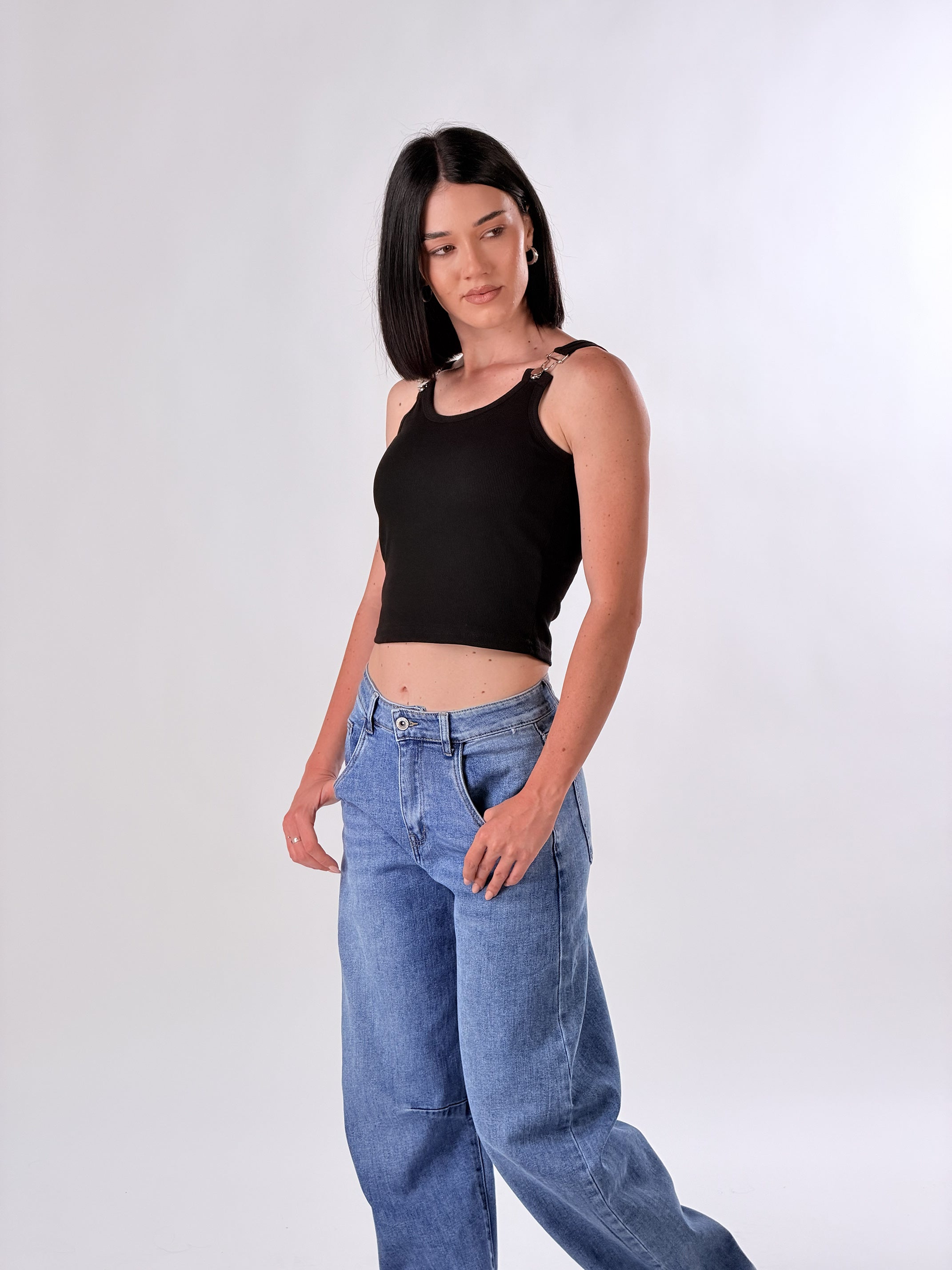 Top con fibbie|Colore:Nero