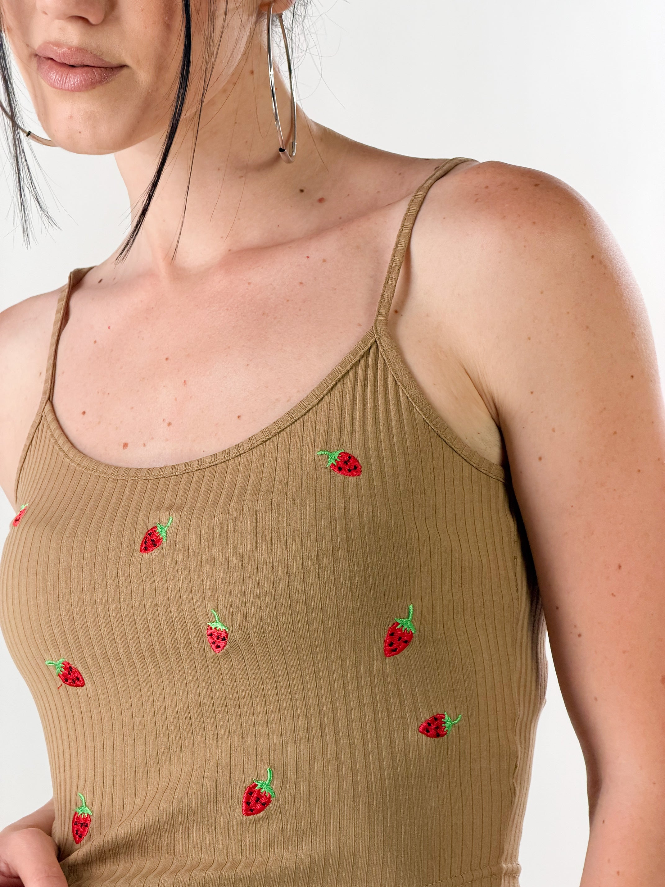 Top a costine con ricami fragole|Colore:Cammello