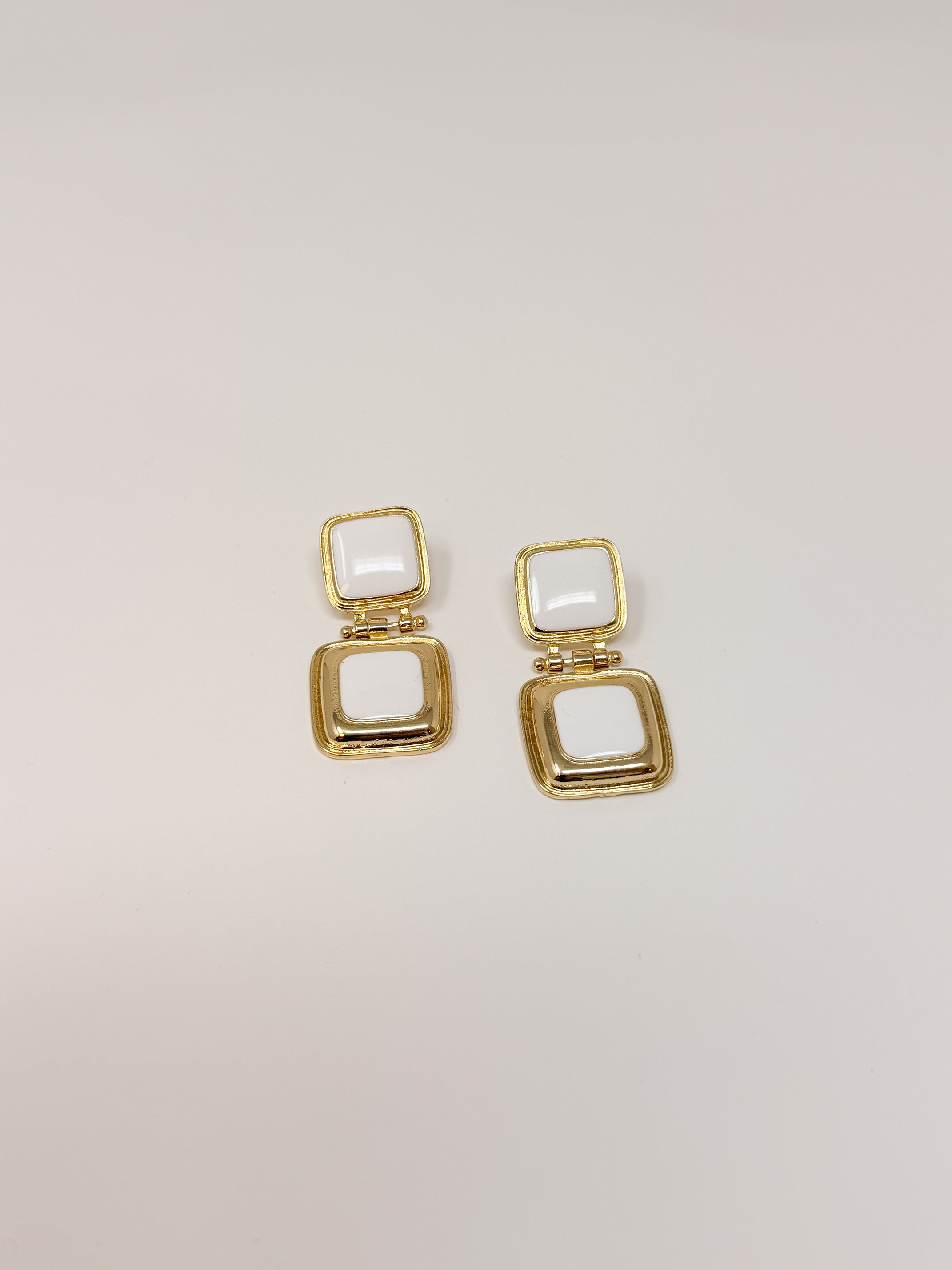 Orecchini pendenti con dettaglio pietra bianca|Colore:Bianco/oro