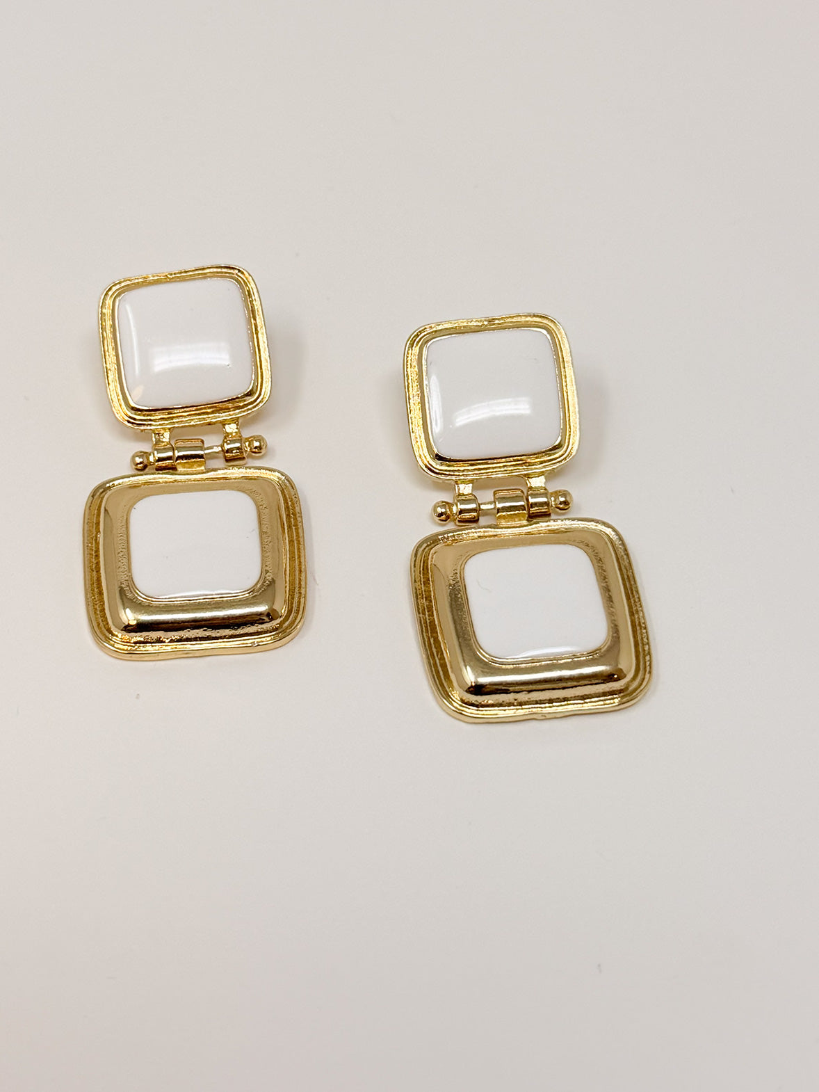 Orecchini pendenti con dettaglio pietra bianca|Colore:Bianco/oro