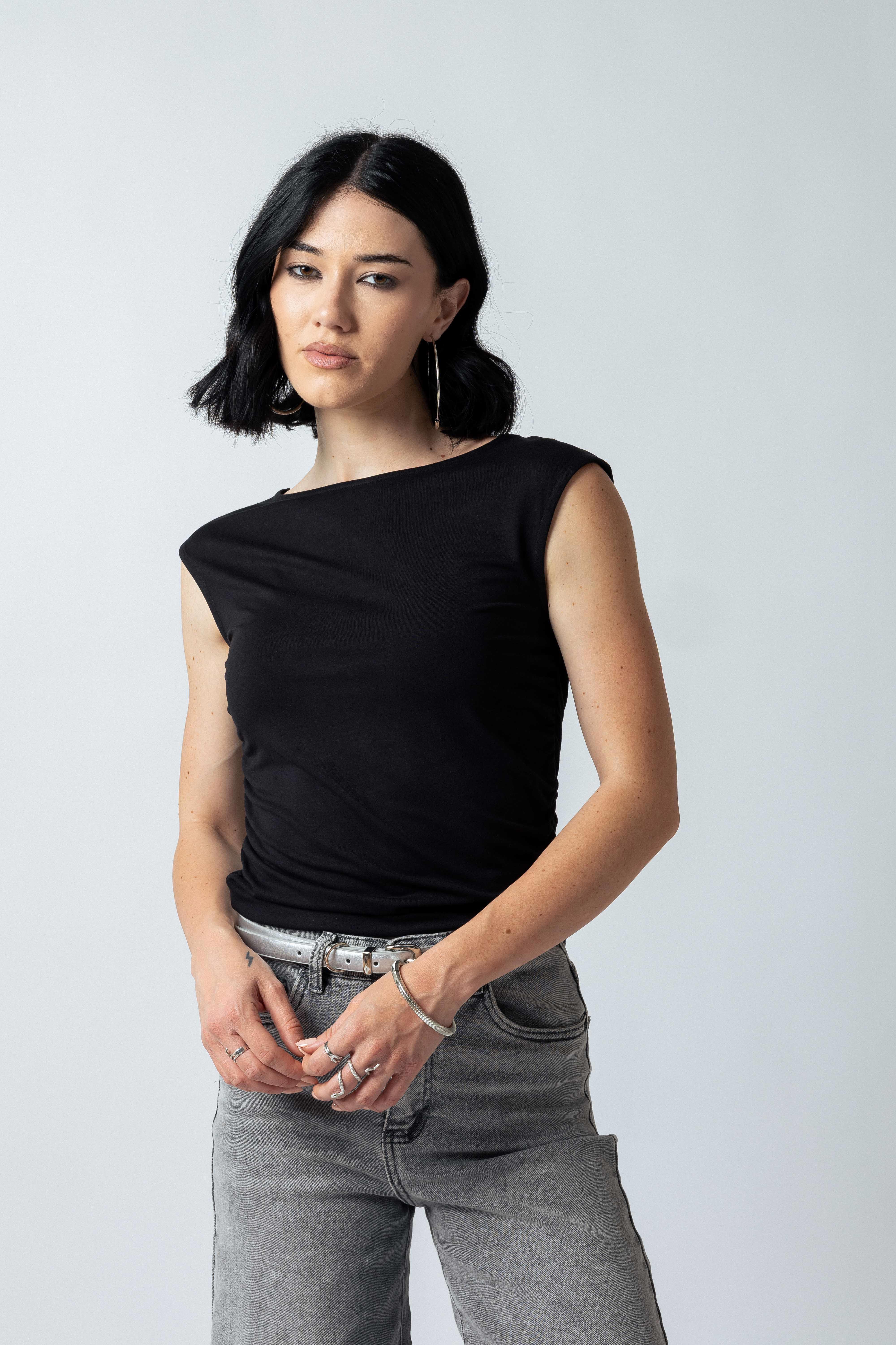 Maglia scollo  barchetta con arriccio laterale|Colore:Nero