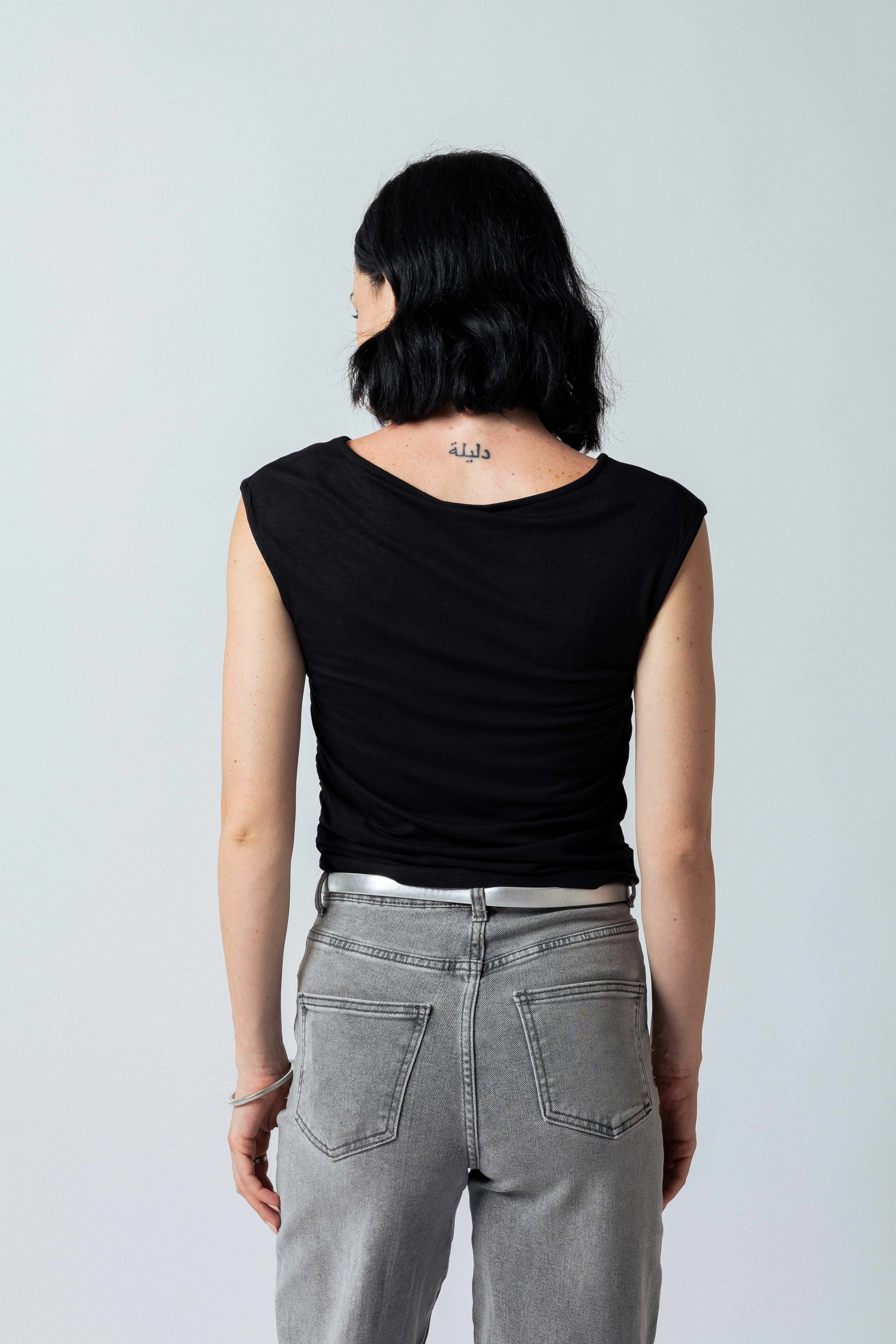 Maglia scollo  barchetta con arriccio laterale|Colore:Nero