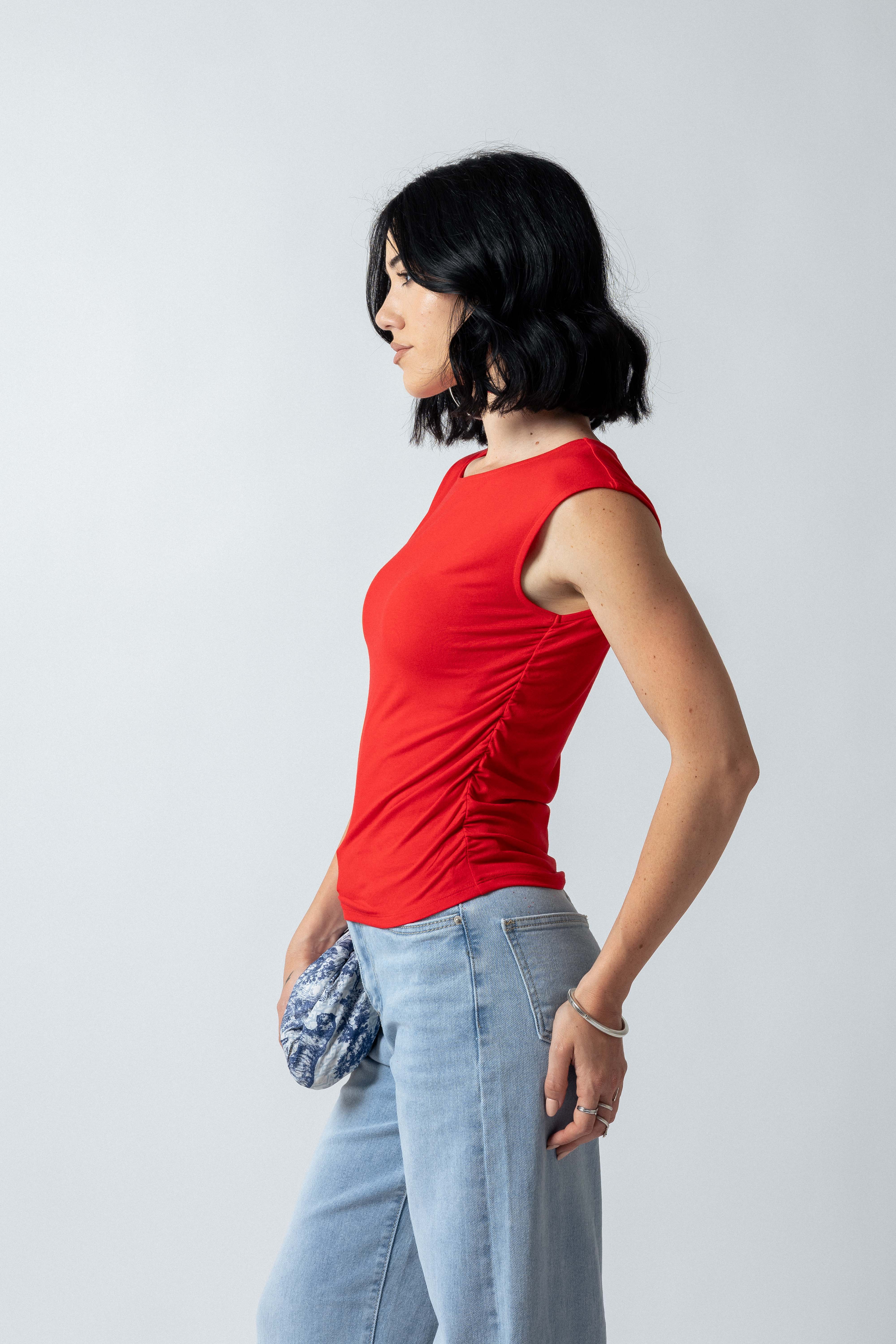 Maglia scollo  barchetta con arriccio laterale|Colore:Rosso