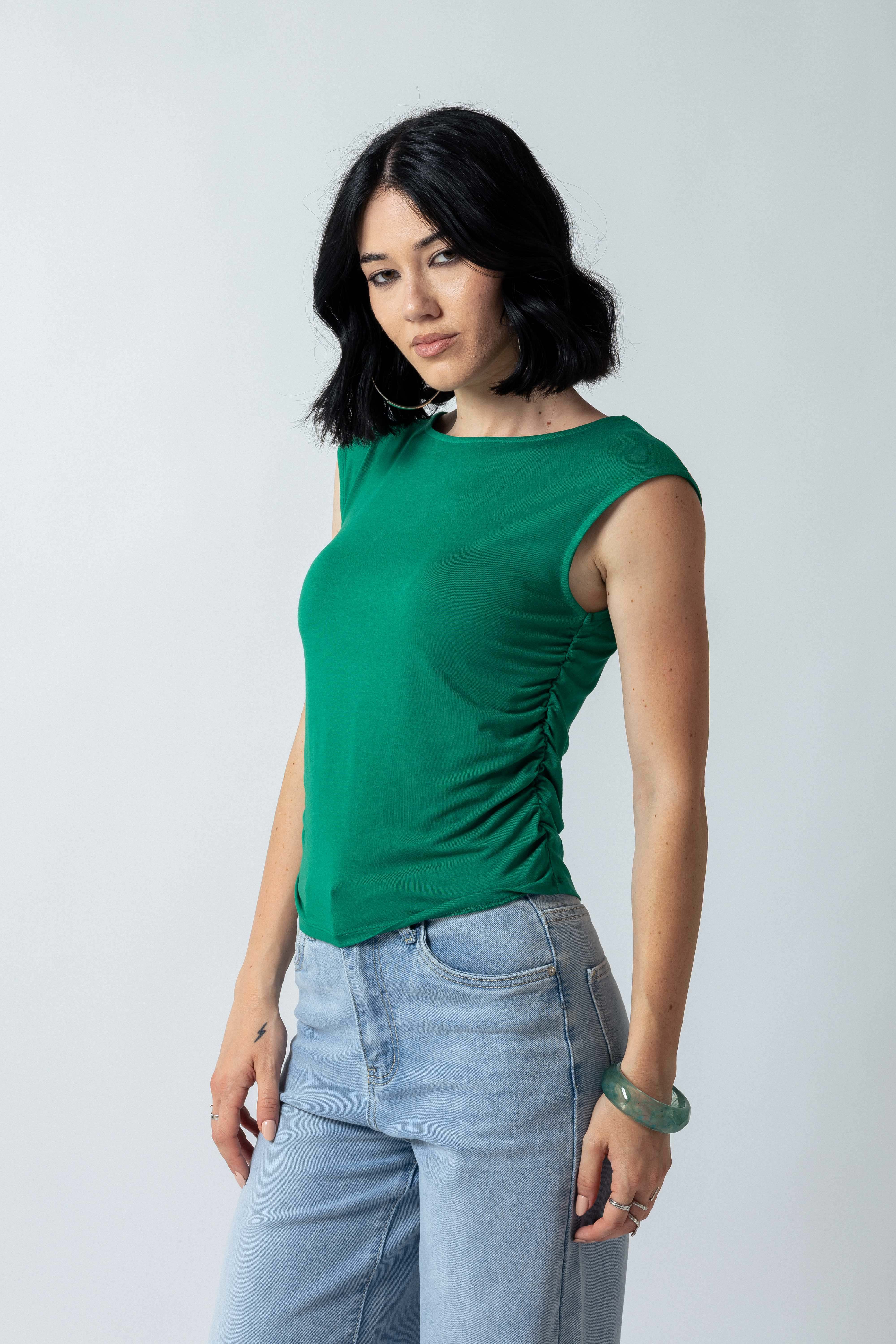 Maglia scollo  barchetta con arriccio laterale|Colore:Smeraldo