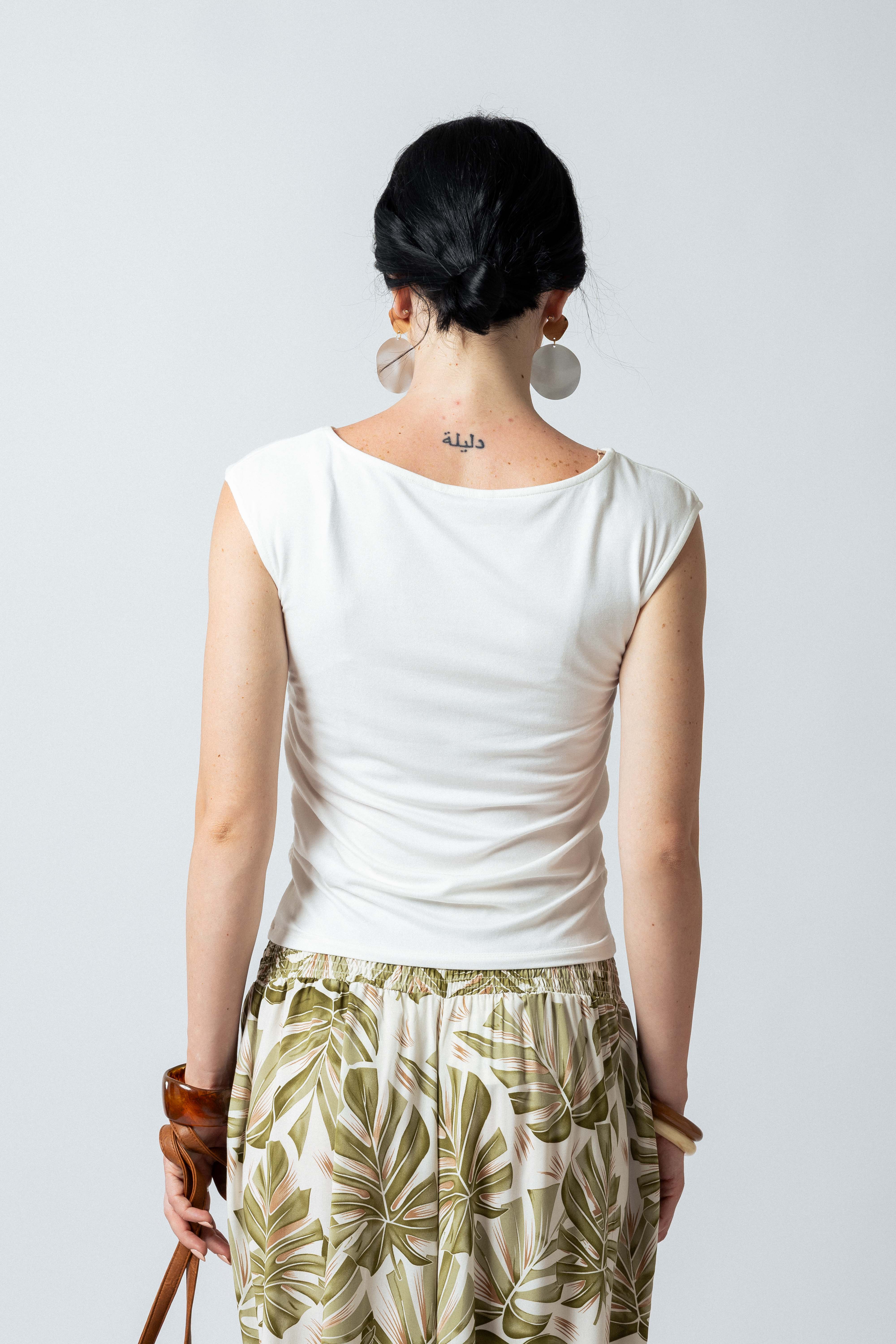 Maglia scollo  barchetta con arriccio laterale|Colore:Panna
