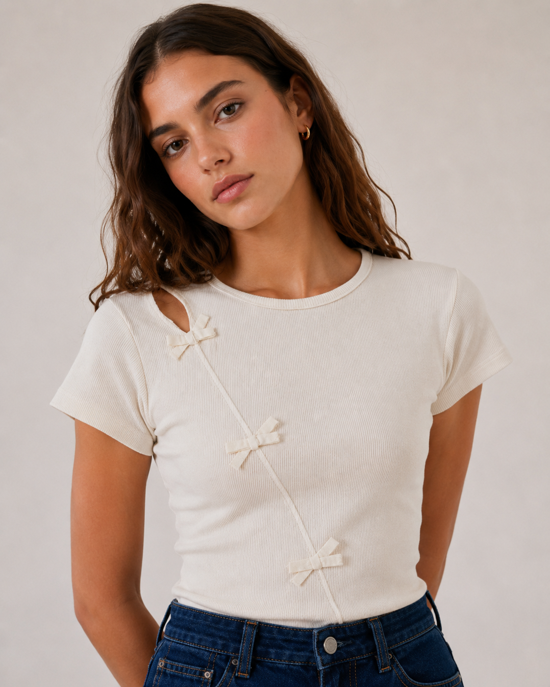T-Shirt con fiocchi applicati diagonalmente|Colore:Latte