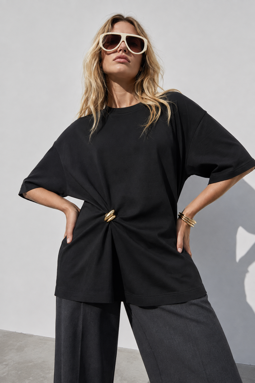 T-Shirt oversize con accessorio |Colore:Nero/oro