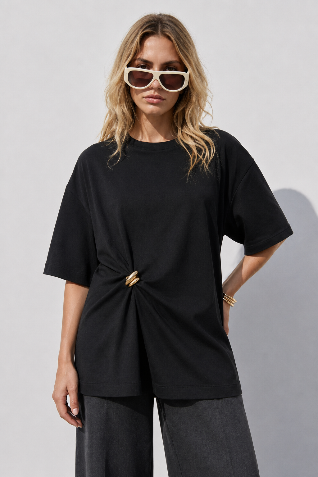 T-Shirt oversize con accessorio |Colore:Nero/oro