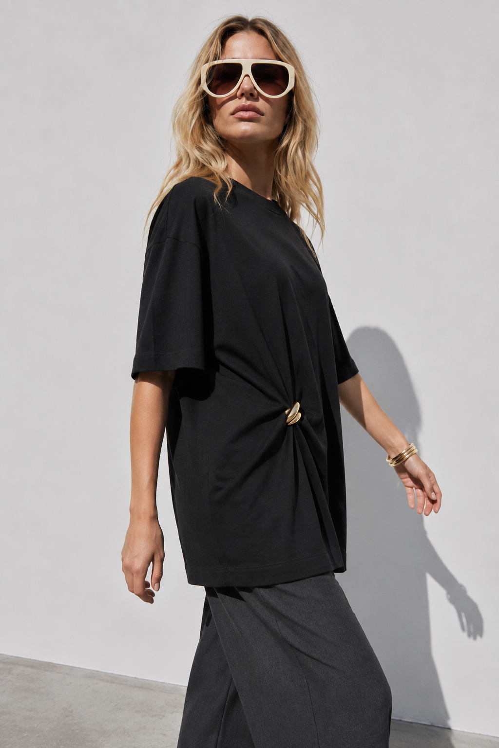 T-Shirt oversize con accessorio |Colore:Nero/oro