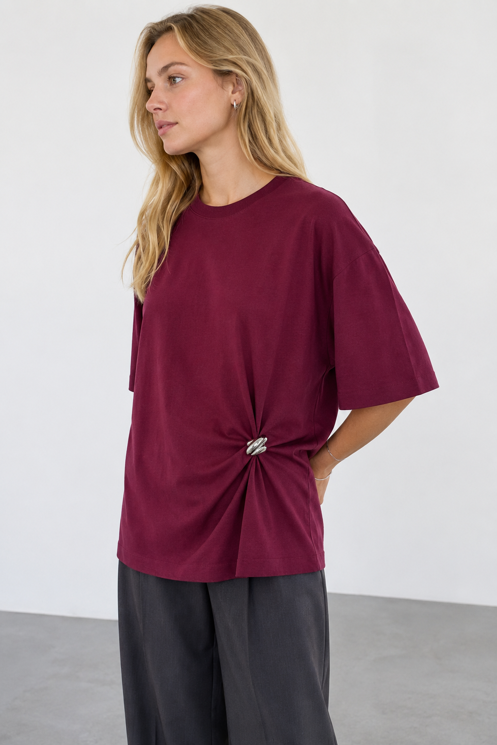 T-Shirt oversize con accessorio |Colore:Burgundy/silver