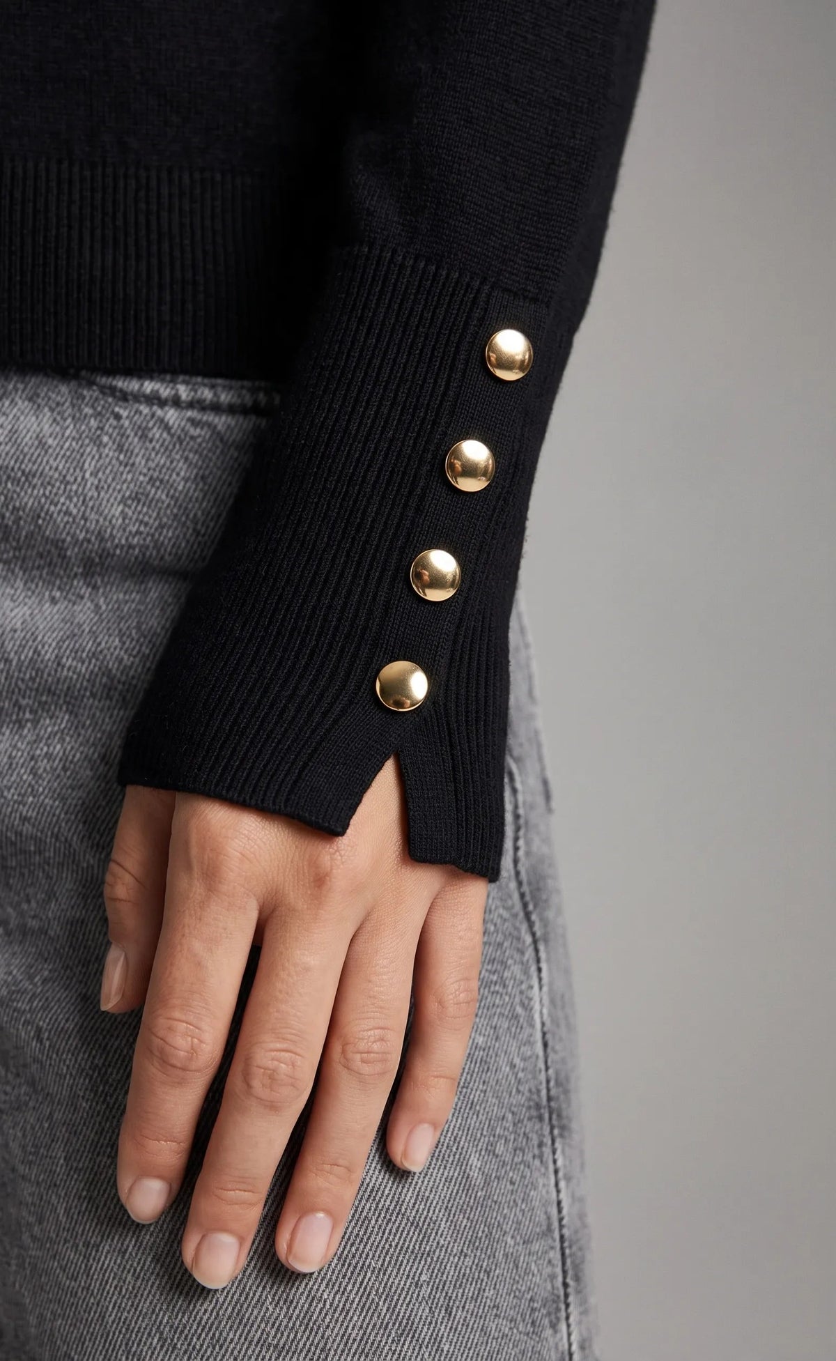 Maglia con bottoni decorativi ai polsi|Colore:Nero